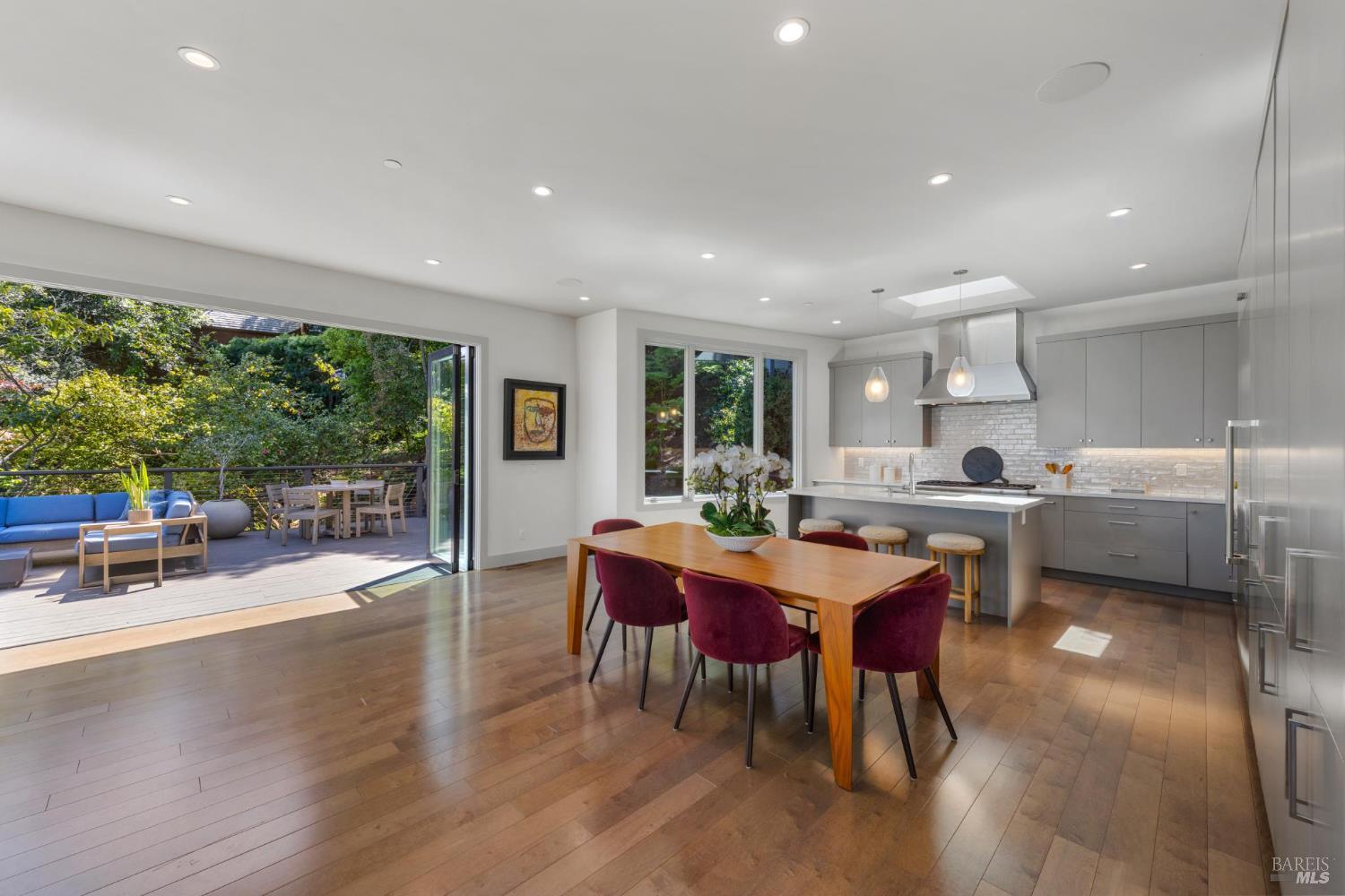 Detail Gallery Image 6 of 77 For 290 Beach Rd, Belvedere,  CA 94920 - 6 Beds | 5 Baths