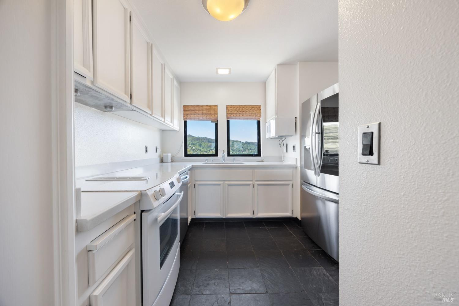 Detail Gallery Image 6 of 42 For 363 Headlands Ct, Sausalito,  CA 94965 - 2 Beds | 2/1 Baths