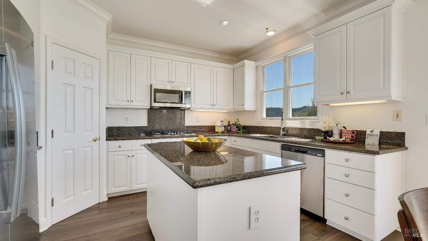 Detail Gallery Image 24 of 82 For 574 Anderson Ln, Benicia,  CA 94510 - 3 Beds | 2/1 Baths