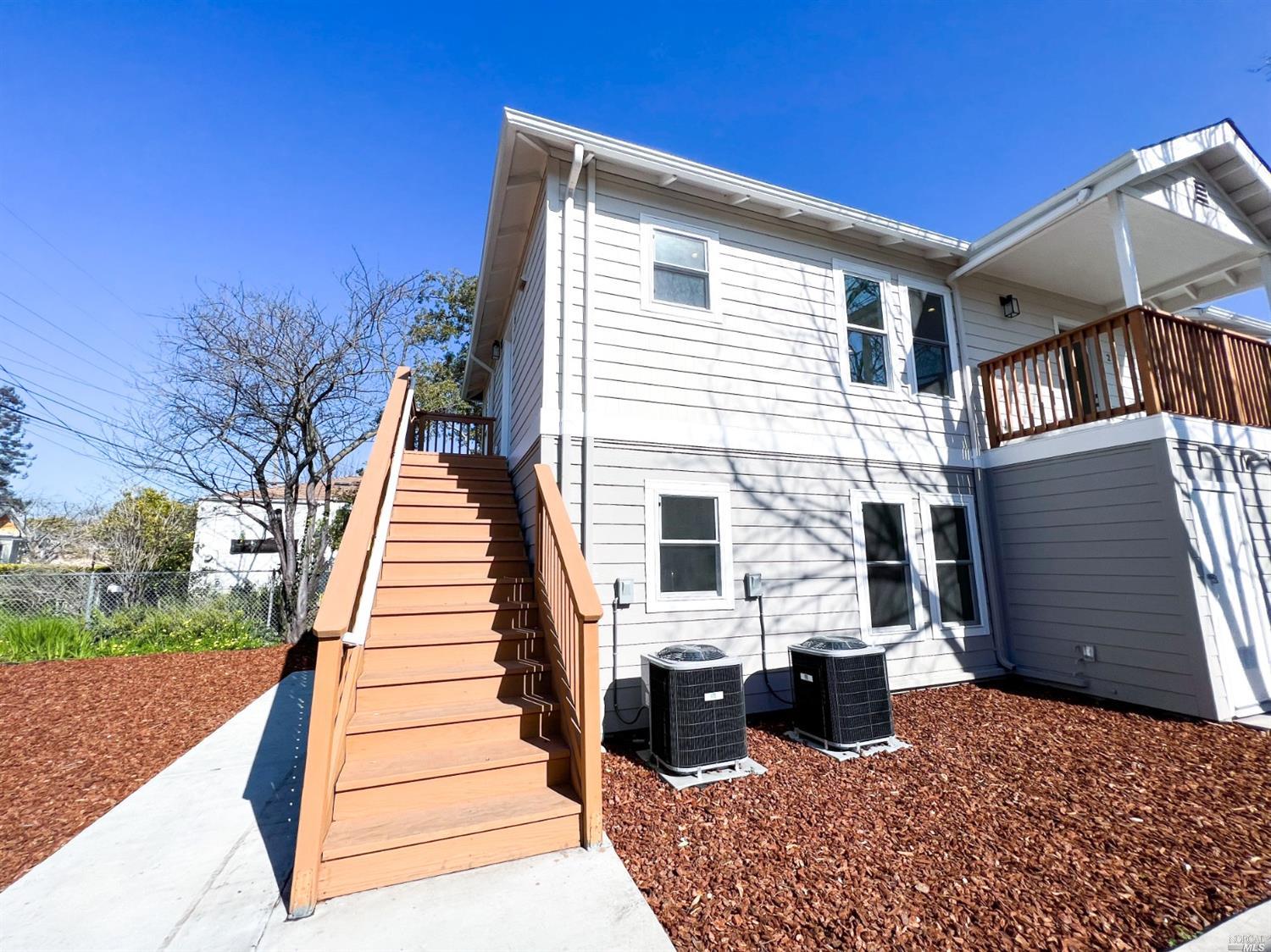 Detail Gallery Image 6 of 26 For 1418 Northside Ave, Berkeley,  CA 94702 - 4 Beds | 4 Baths