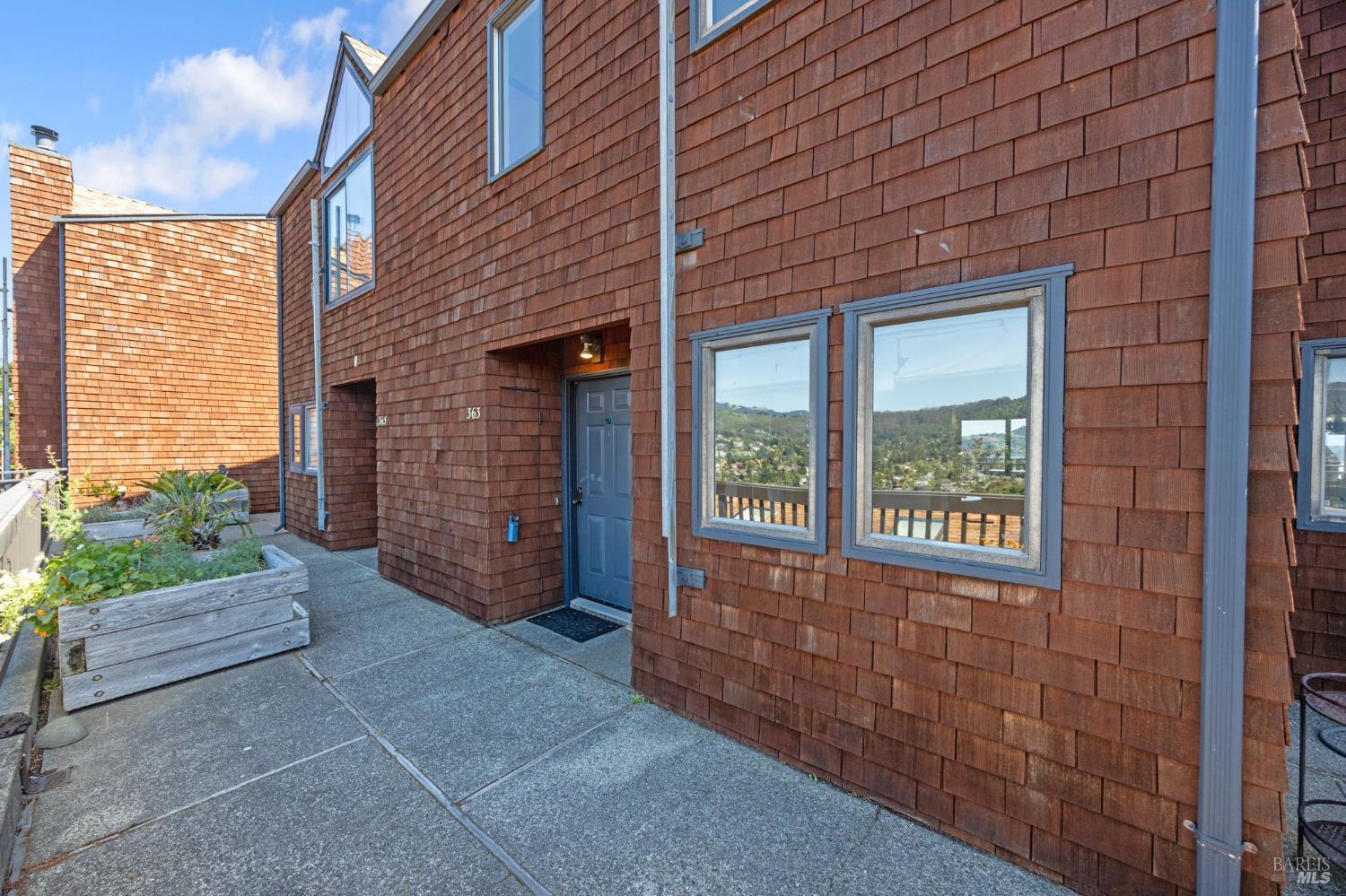 Detail Gallery Image 3 of 42 For 363 Headlands Ct, Sausalito,  CA 94965 - 2 Beds | 2/1 Baths