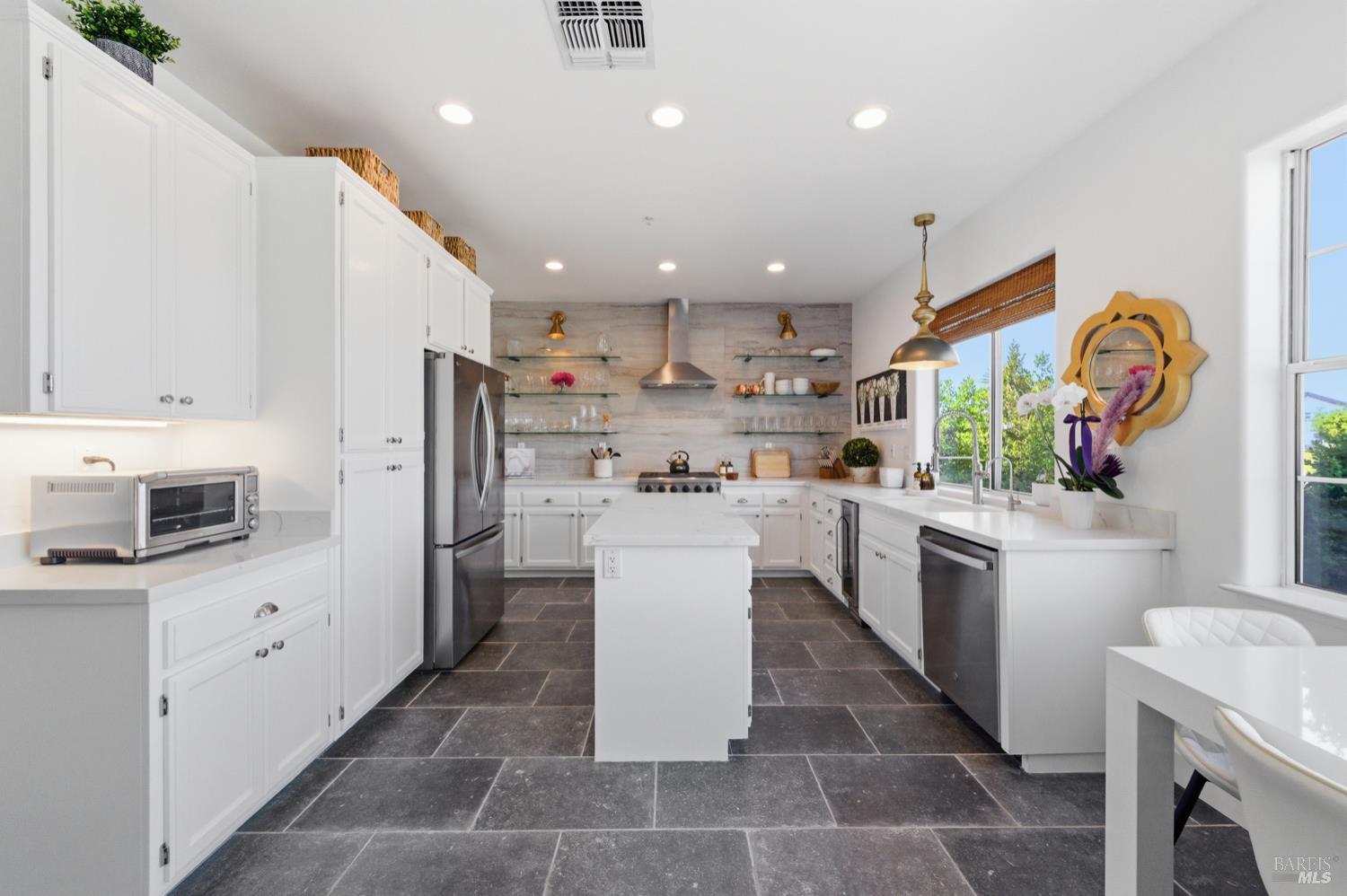 Detail Gallery Image 32 of 67 For 66 S Newport Dr, Napa,  CA 94559 - 4 Beds | 2/1 Baths