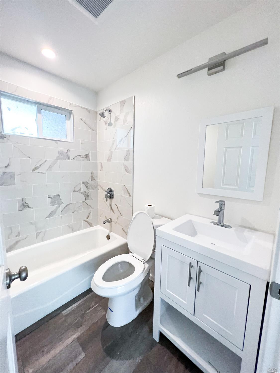 Detail Gallery Image 14 of 26 For 1418 Northside Ave, Berkeley,  CA 94702 - 4 Beds | 4 Baths