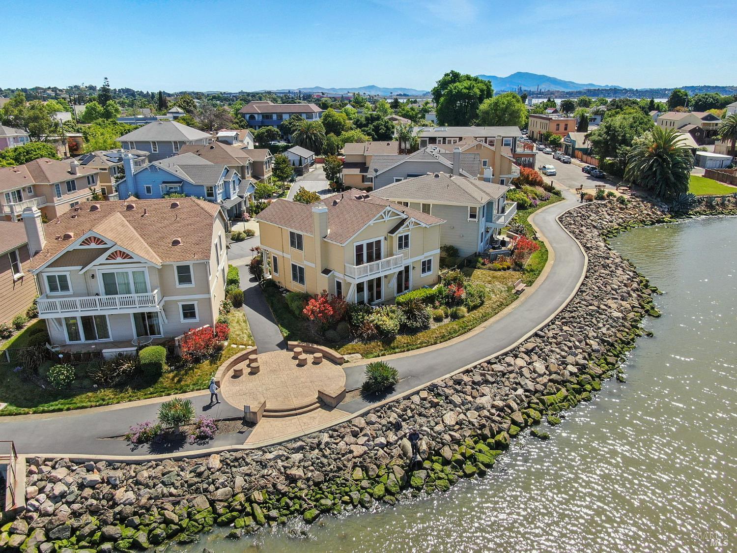 Detail Gallery Image 9 of 82 For 574 Anderson Ln, Benicia,  CA 94510 - 3 Beds | 2/1 Baths