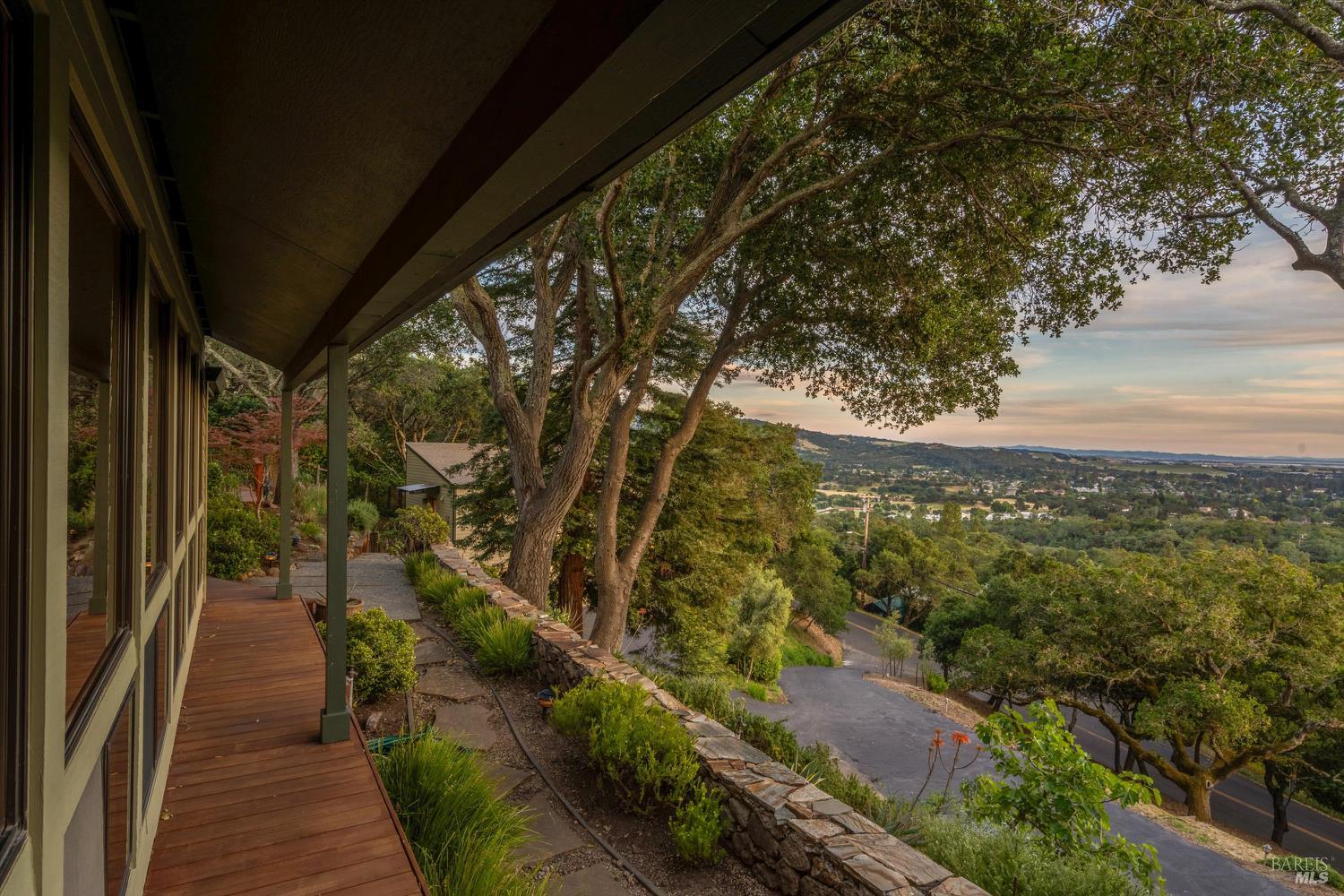 Detail Gallery Image 3 of 37 For 572 Montecito Blvd, Napa,  CA 94559 - 3 Beds | 3 Baths