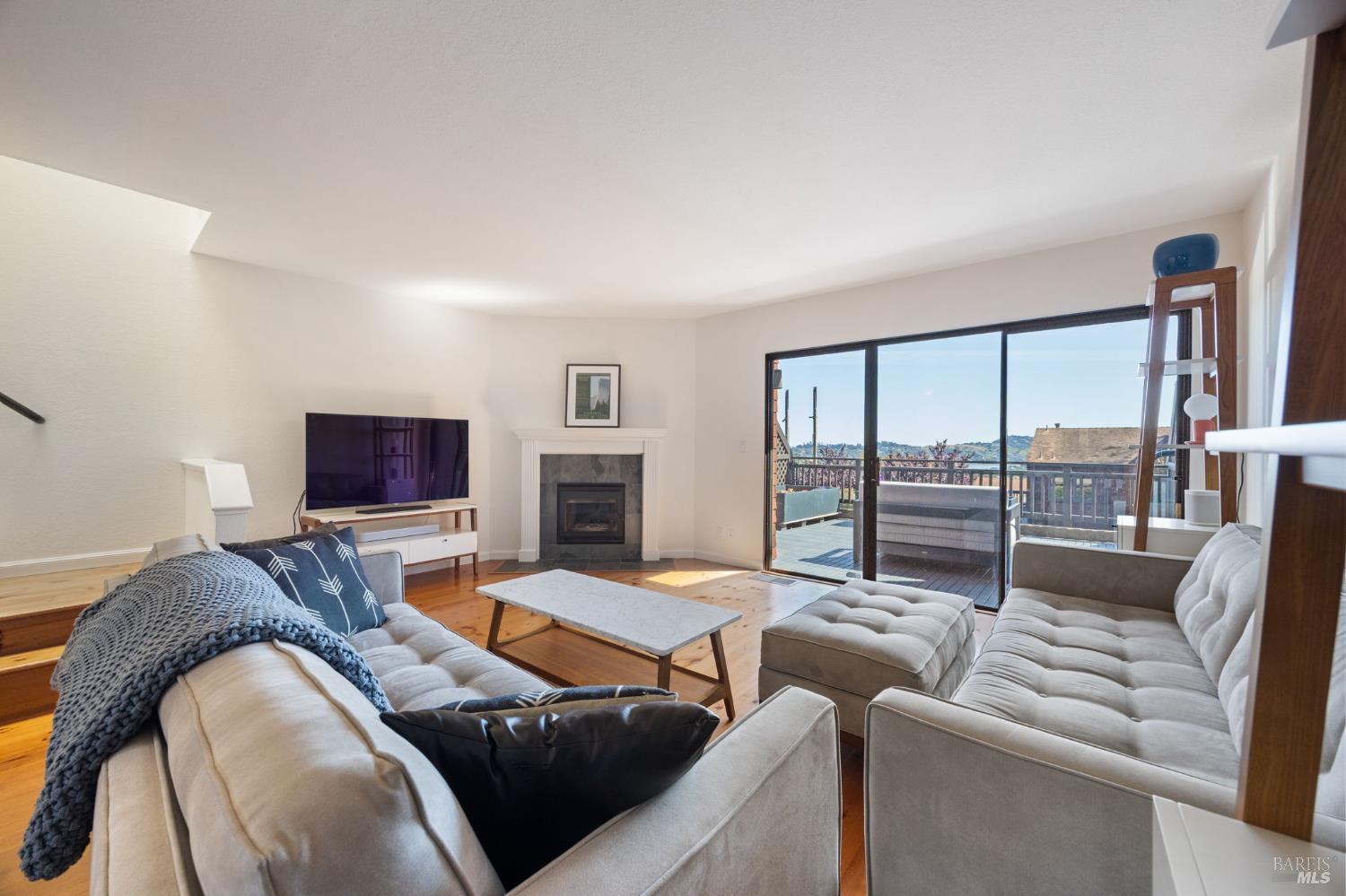 Detail Gallery Image 10 of 42 For 363 Headlands Ct, Sausalito,  CA 94965 - 2 Beds | 2/1 Baths