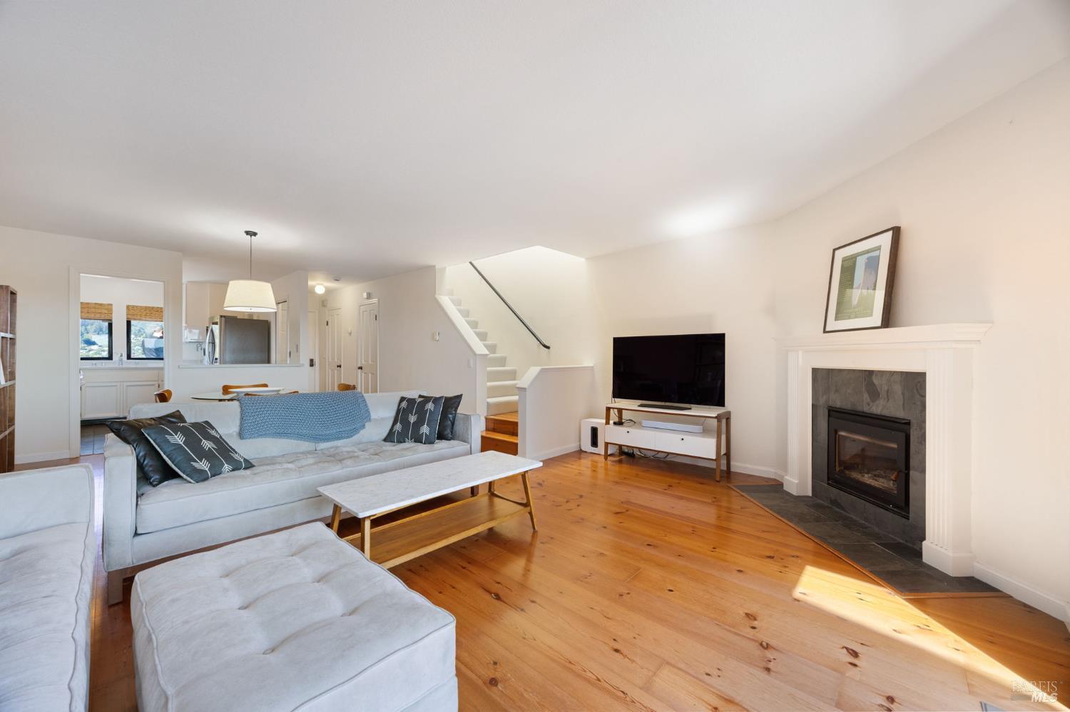 Detail Gallery Image 11 of 42 For 363 Headlands Ct, Sausalito,  CA 94965 - 2 Beds | 2/1 Baths