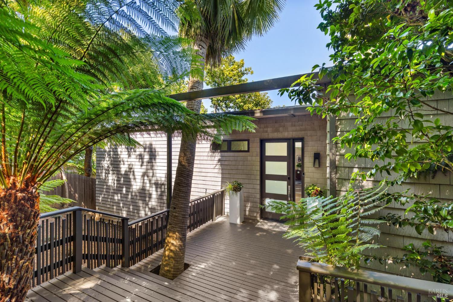 Detail Gallery Image 13 of 77 For 290 Beach Rd, Belvedere,  CA 94920 - 6 Beds | 5 Baths