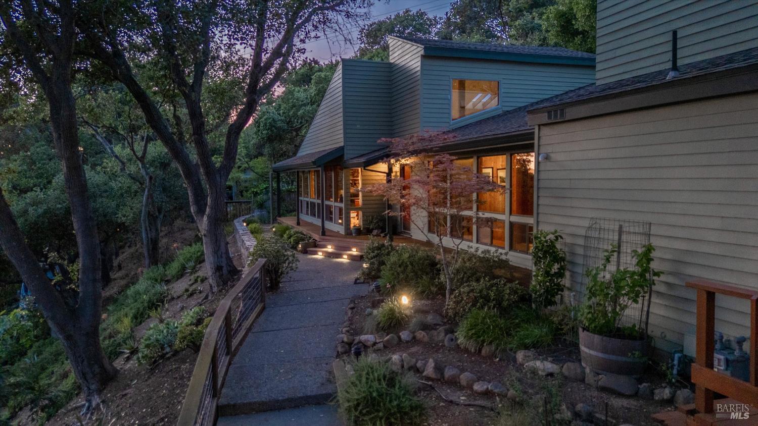 Detail Gallery Image 2 of 37 For 572 Montecito Blvd, Napa,  CA 94559 - 3 Beds | 3 Baths