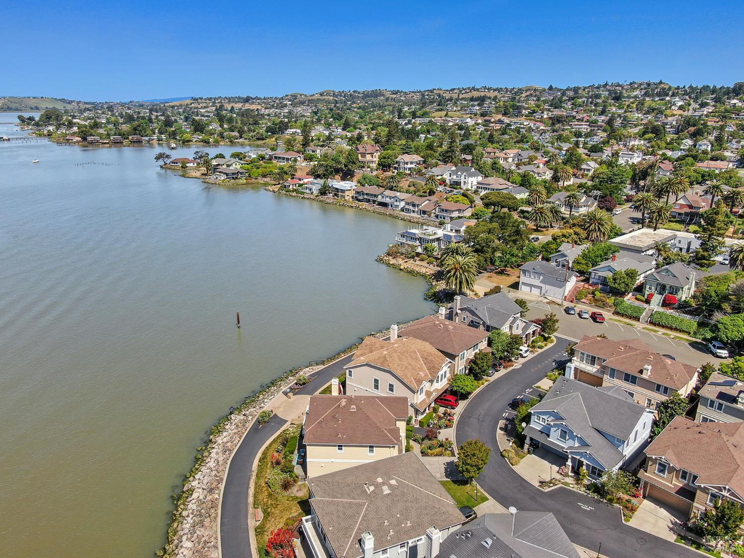 Detail Gallery Image 11 of 82 For 574 Anderson Ln, Benicia,  CA 94510 - 3 Beds | 2/1 Baths