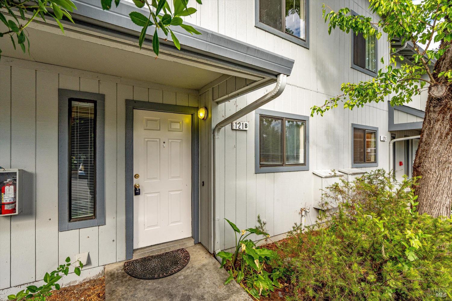 Detail Gallery Image 3 of 42 For 121 Elbridge Ave #B,  Cloverdale,  CA 95425 - 2 Beds | 2 Baths