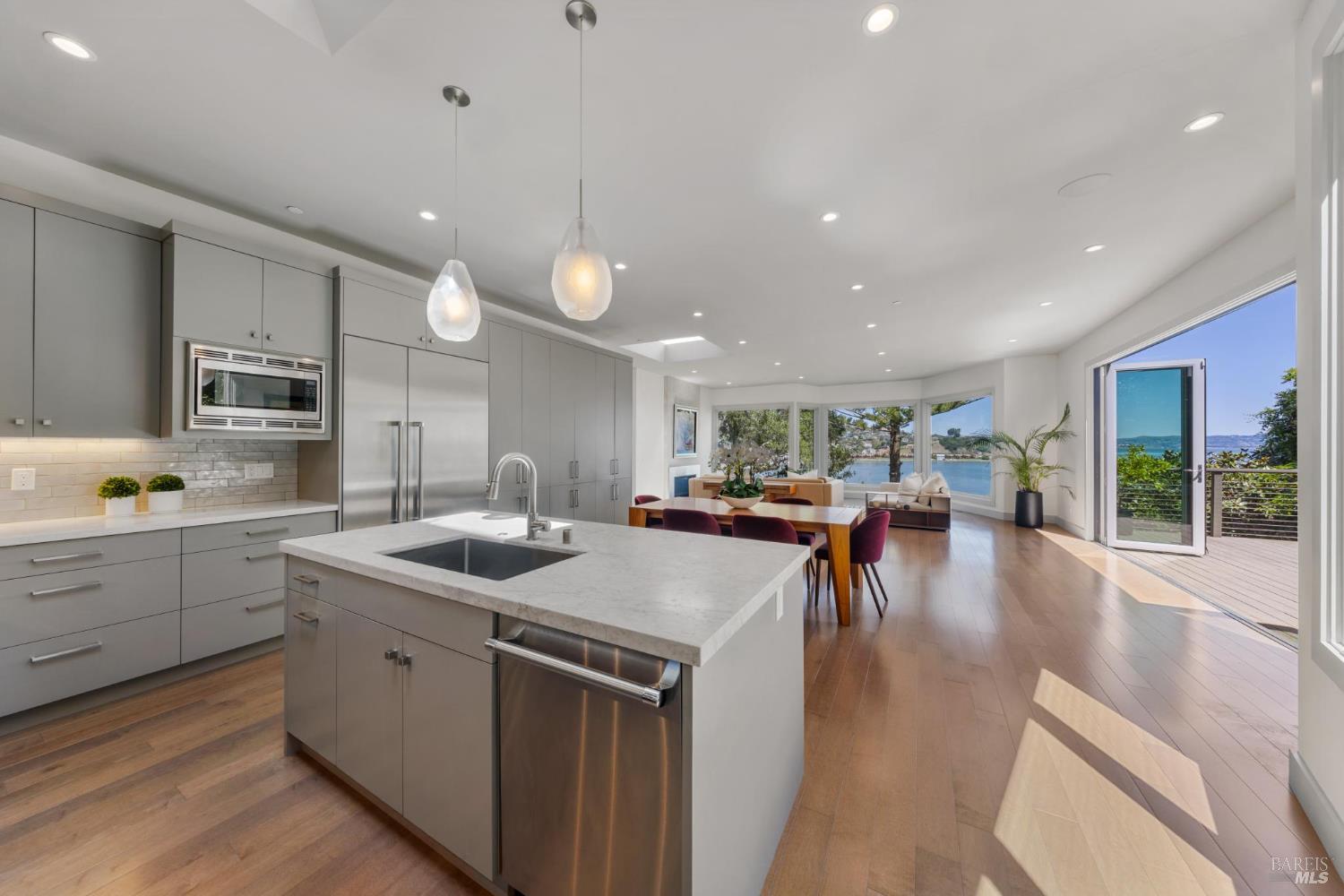 Detail Gallery Image 5 of 77 For 290 Beach Rd, Belvedere,  CA 94920 - 6 Beds | 5 Baths