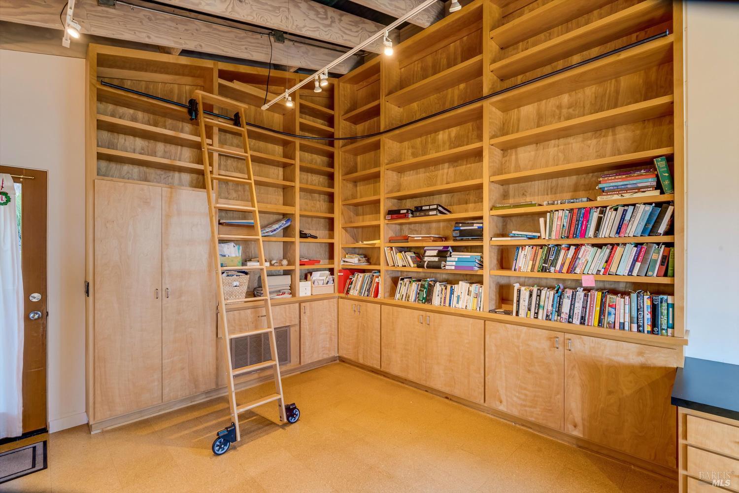 Detail Gallery Image 35 of 37 For 572 Montecito Blvd, Napa,  CA 94559 - 3 Beds | 3 Baths