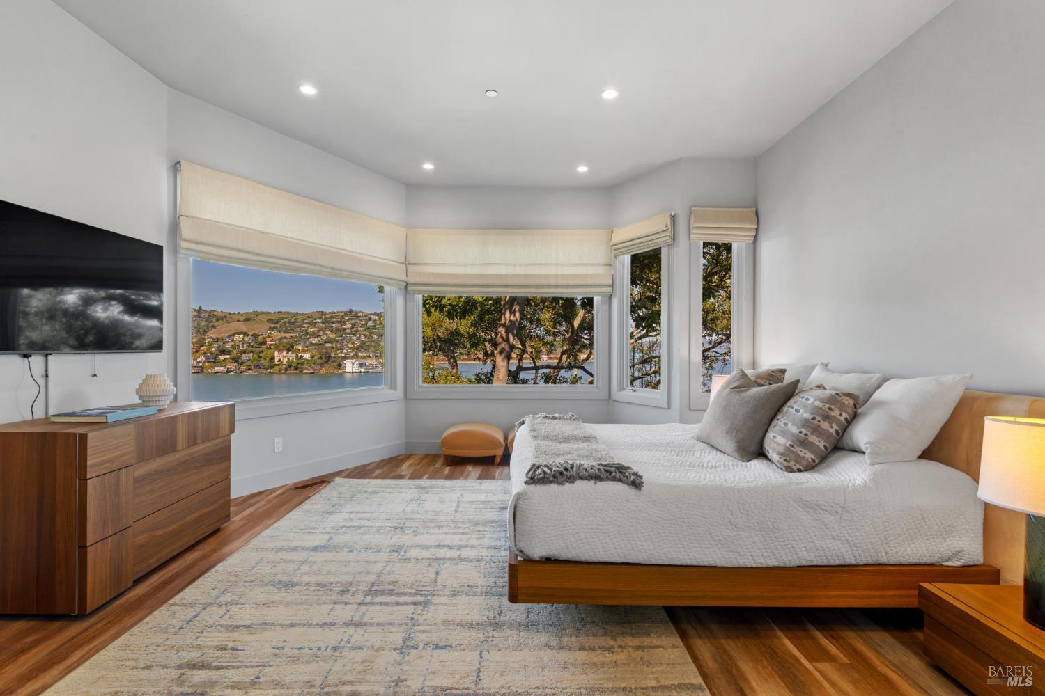 Detail Gallery Image 34 of 77 For 290 Beach Rd, Belvedere,  CA 94920 - 6 Beds | 5 Baths