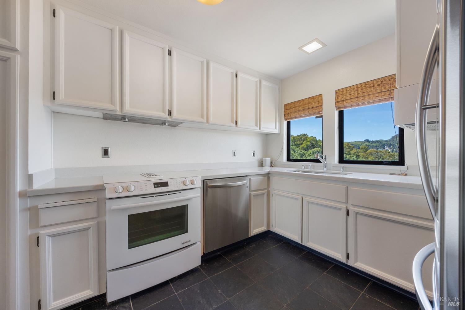 Detail Gallery Image 4 of 42 For 363 Headlands Ct, Sausalito,  CA 94965 - 2 Beds | 2/1 Baths