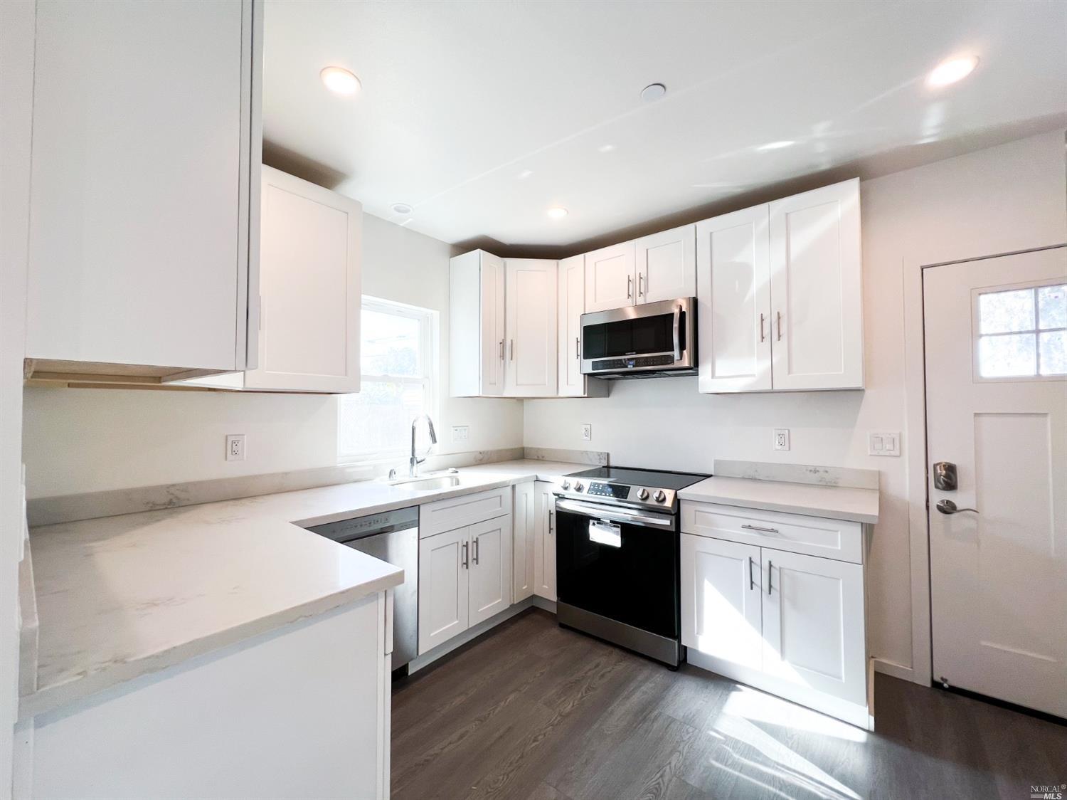 Detail Gallery Image 9 of 26 For 1418 Northside Ave, Berkeley,  CA 94702 - 4 Beds | 4 Baths