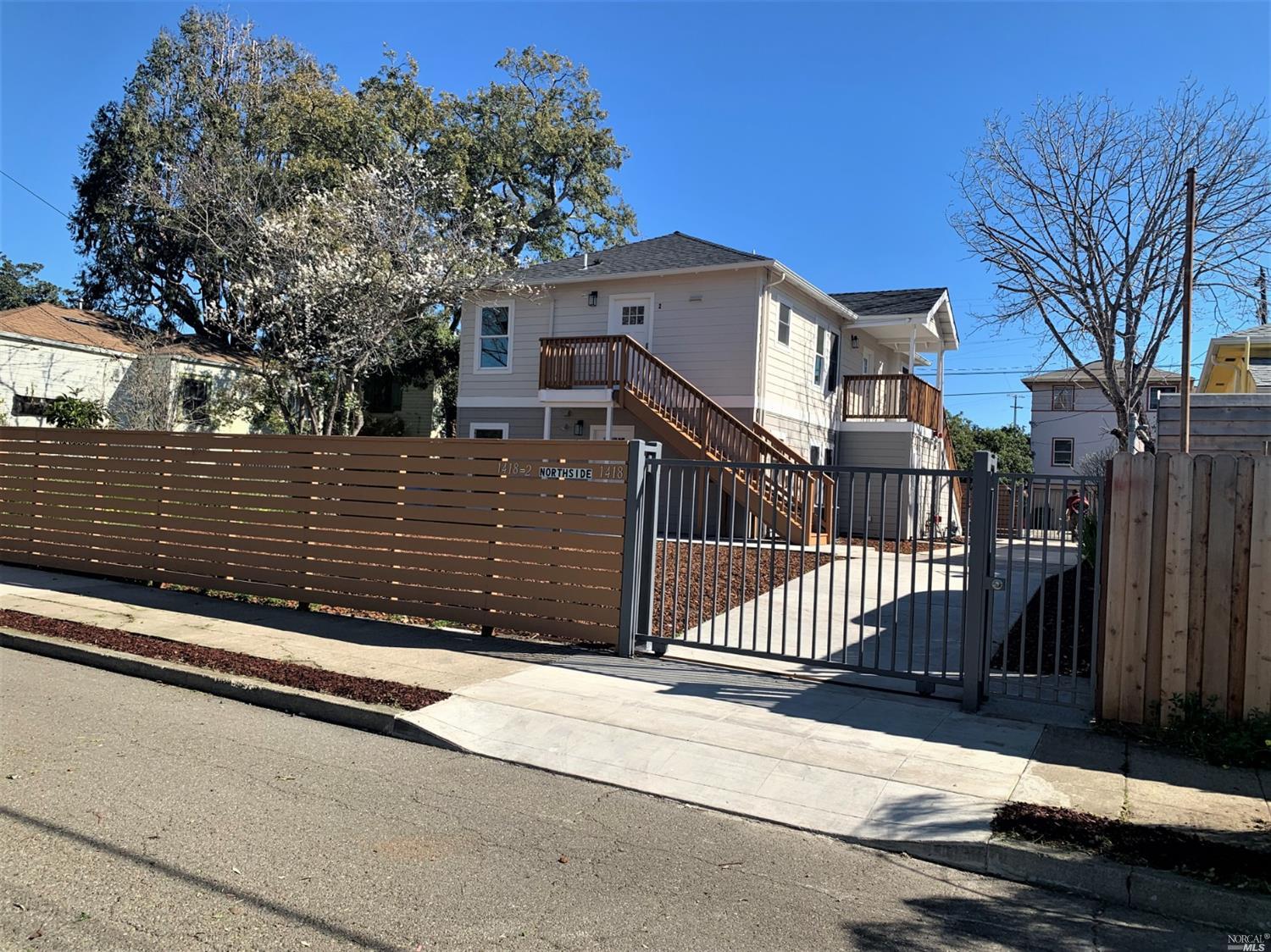 Detail Gallery Image 8 of 26 For 1418 Northside Ave, Berkeley,  CA 94702 - 4 Beds | 4 Baths