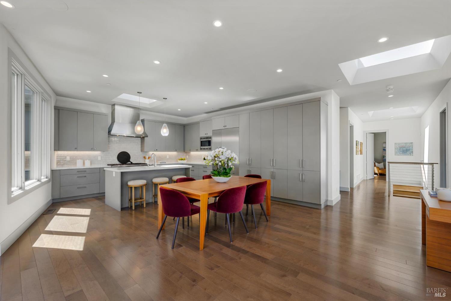 Detail Gallery Image 25 of 77 For 290 Beach Rd, Belvedere,  CA 94920 - 6 Beds | 5 Baths