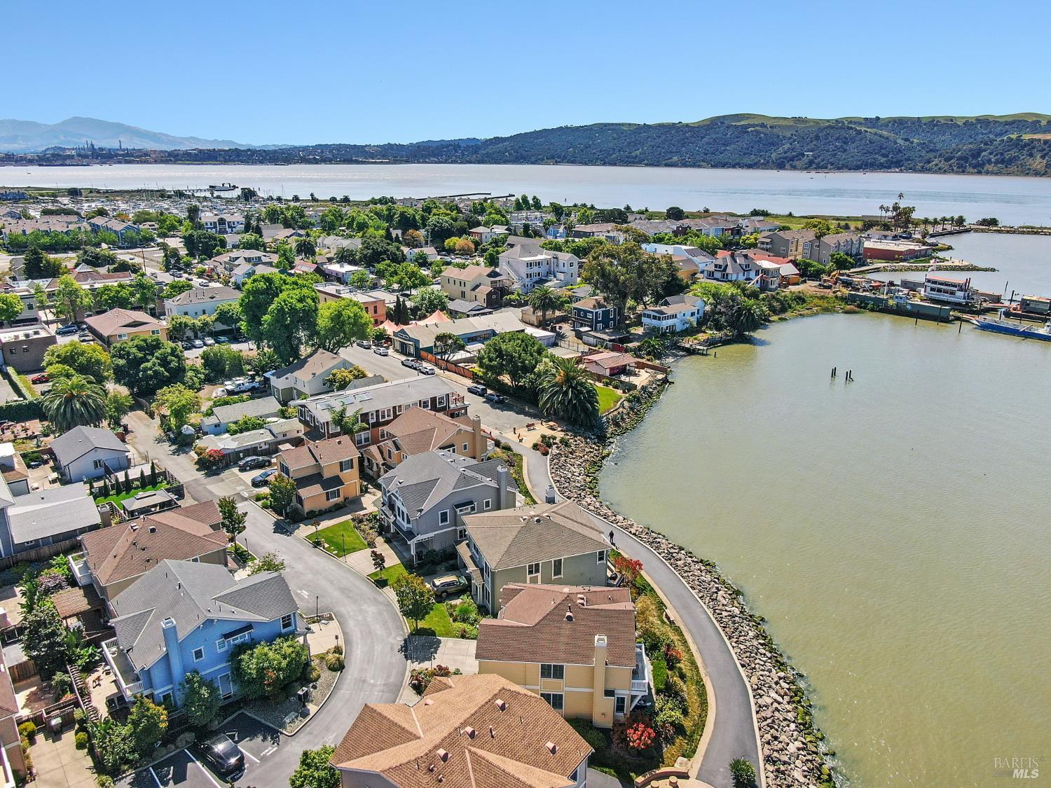 Detail Gallery Image 14 of 82 For 574 Anderson Ln, Benicia,  CA 94510 - 3 Beds | 2/1 Baths