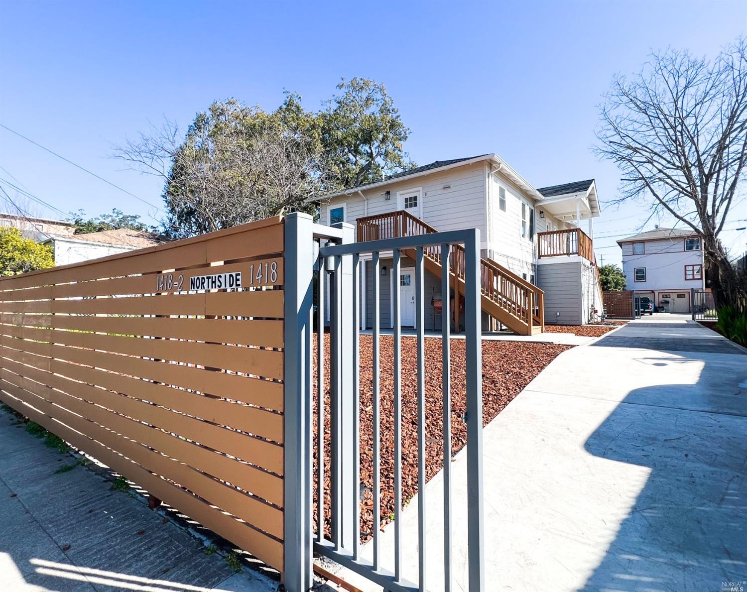 Detail Gallery Image 7 of 26 For 1418 Northside Ave, Berkeley,  CA 94702 - 4 Beds | 4 Baths