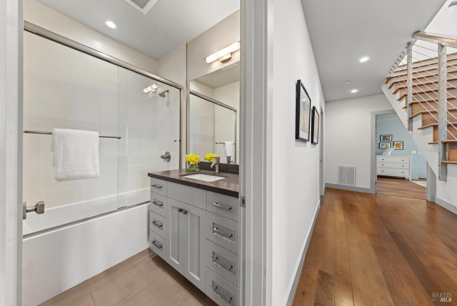 Detail Gallery Image 46 of 77 For 290 Beach Rd, Belvedere,  CA 94920 - 6 Beds | 5 Baths