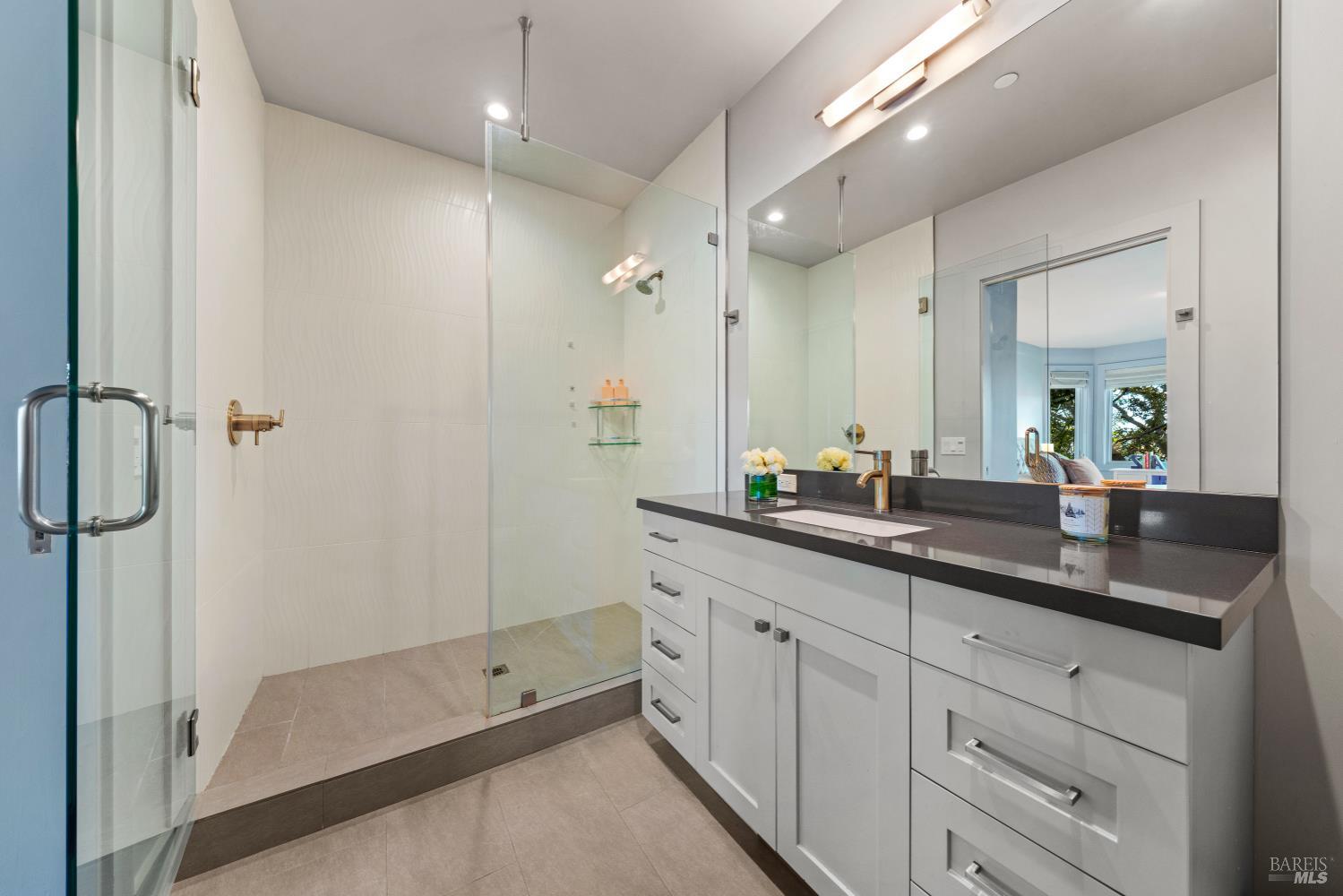 Detail Gallery Image 49 of 77 For 290 Beach Rd, Belvedere,  CA 94920 - 6 Beds | 5 Baths