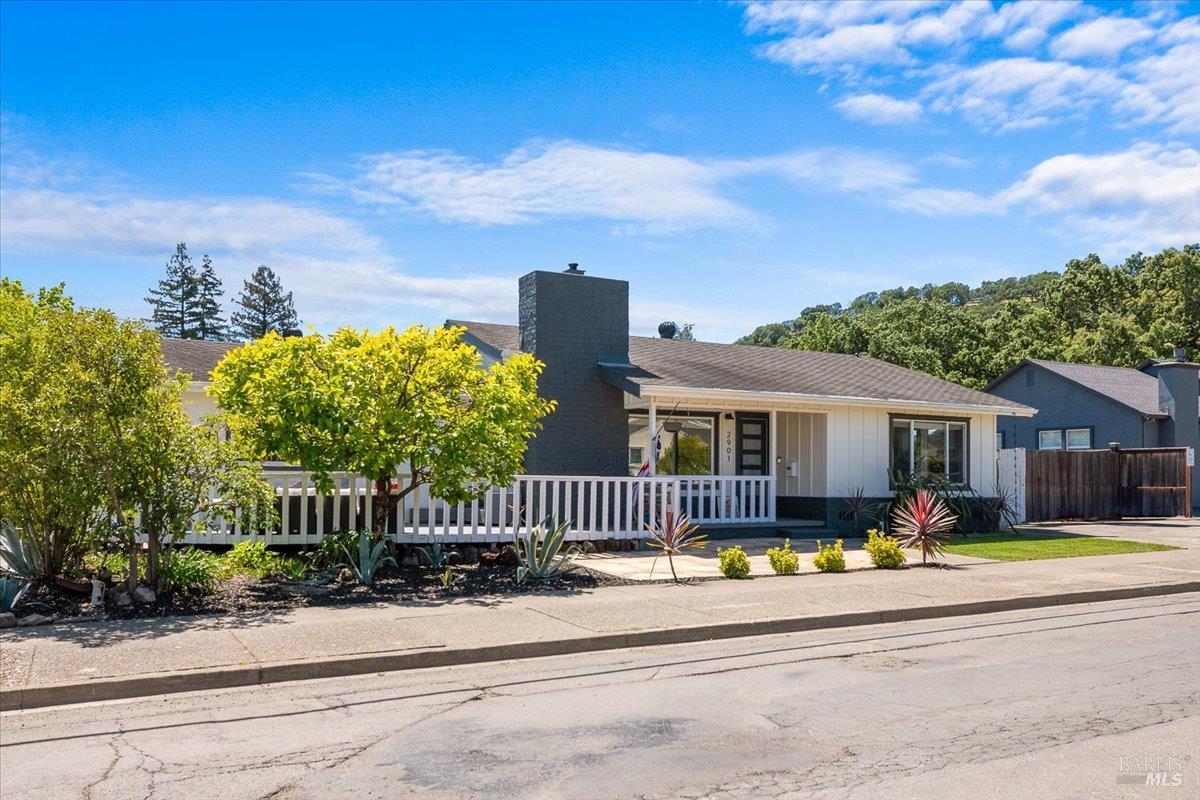 Detail Gallery Image 2 of 45 For 2901 Laurel St, Napa,  CA 94558 - 2 Beds | 2 Baths