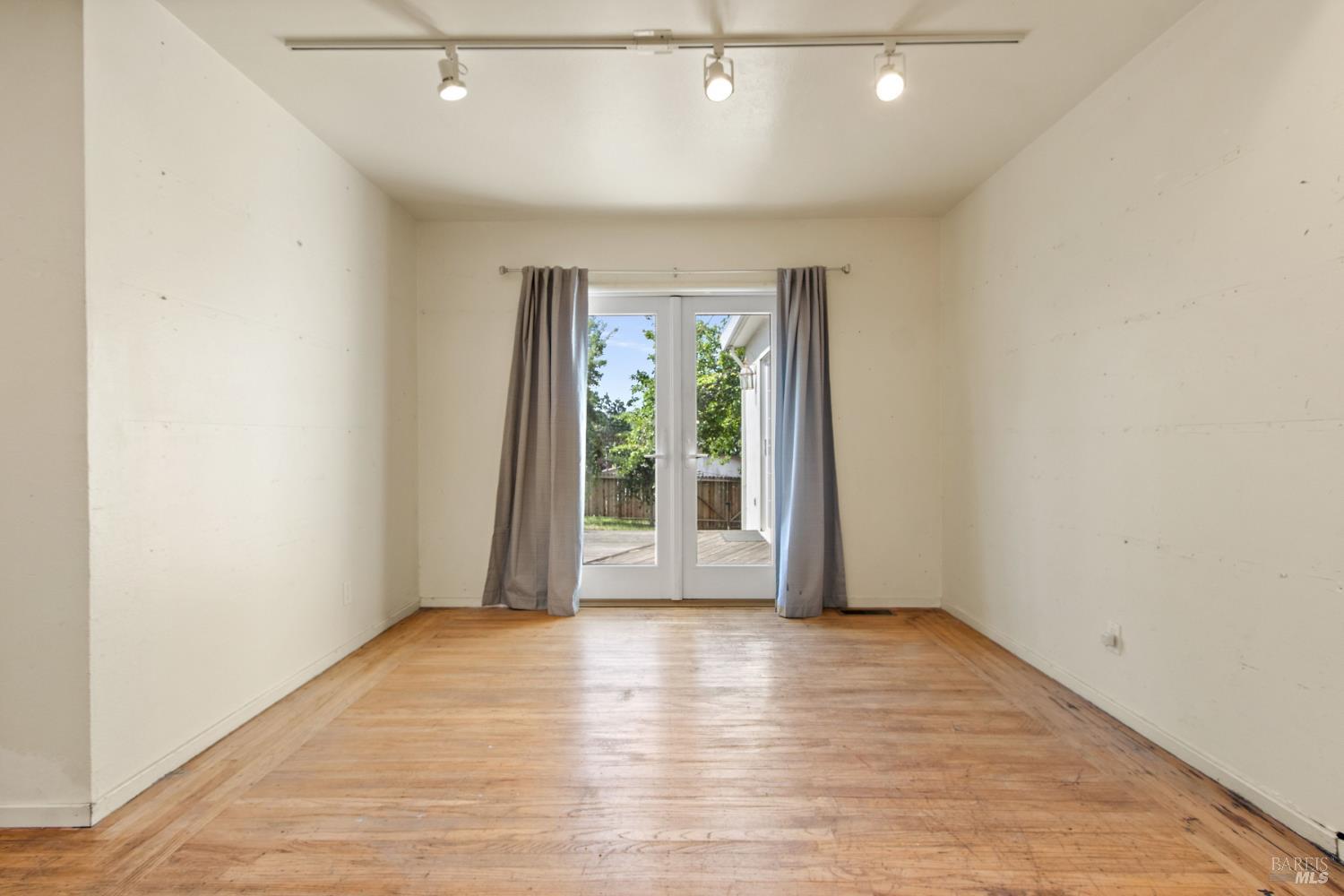 Detail Gallery Image 10 of 30 For 640 E L St, Benicia,  CA 94510 - 3 Beds | 1 Baths