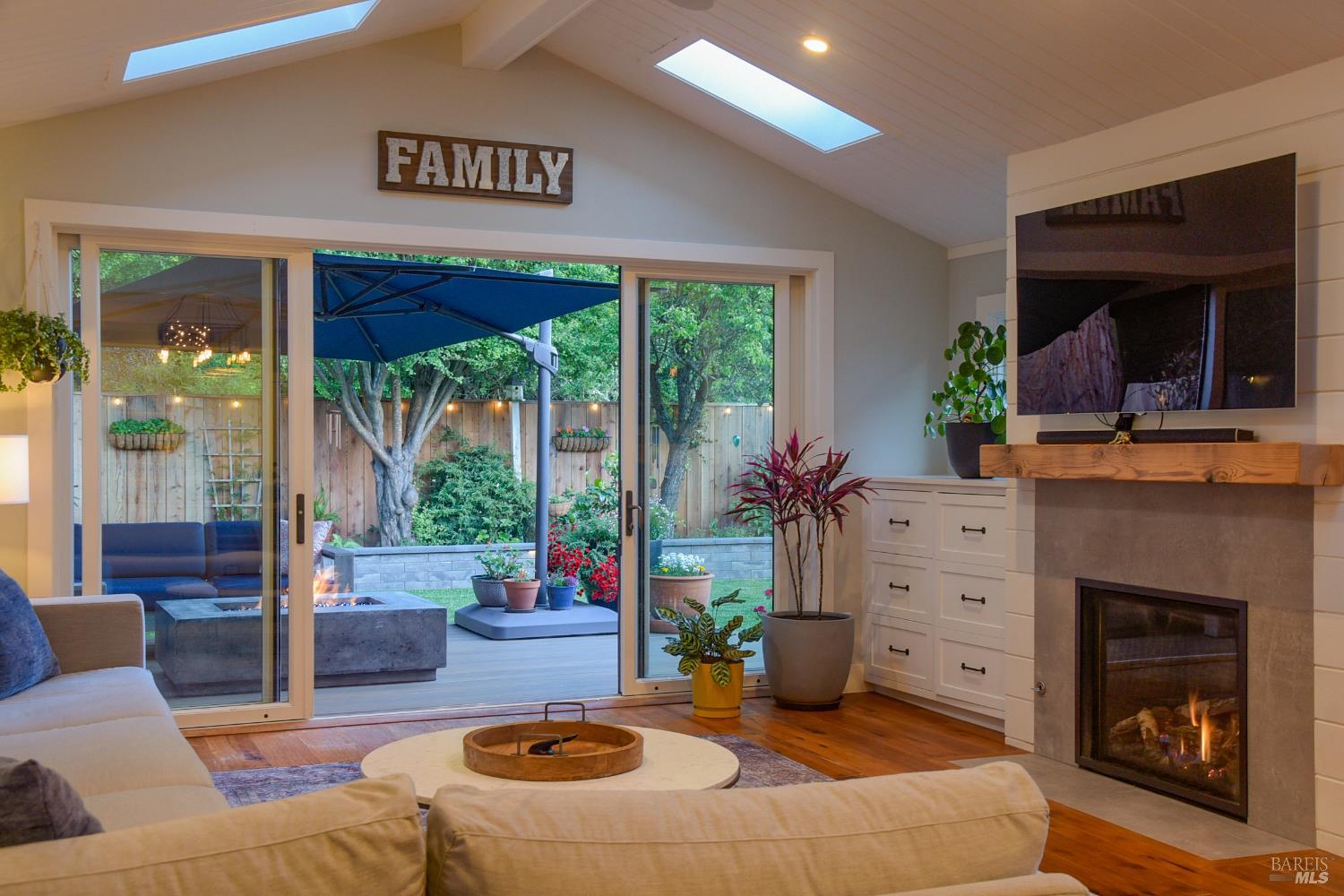 Detail Gallery Image 3 of 57 For 305 Ricardo Rd, Mill Valley,  CA 94941 - 4 Beds | 3 Baths