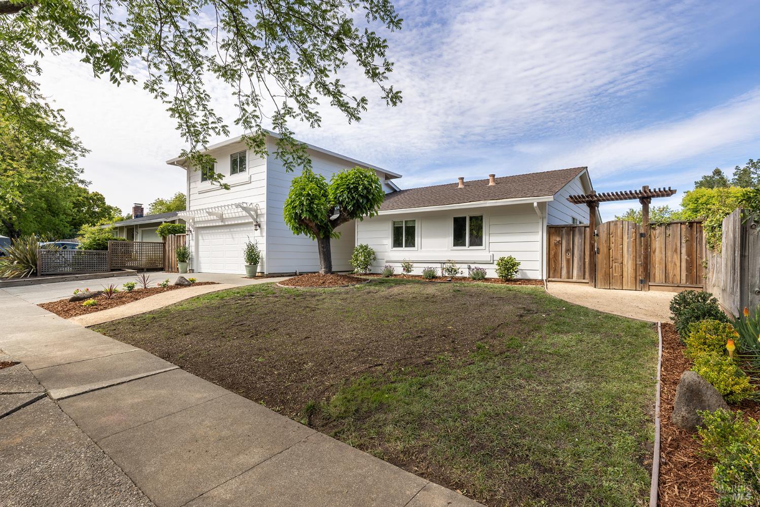 Detail Gallery Image 5 of 42 For 3572 Sandybrook Ln, Napa,  CA 94558 - 4 Beds | 3 Baths