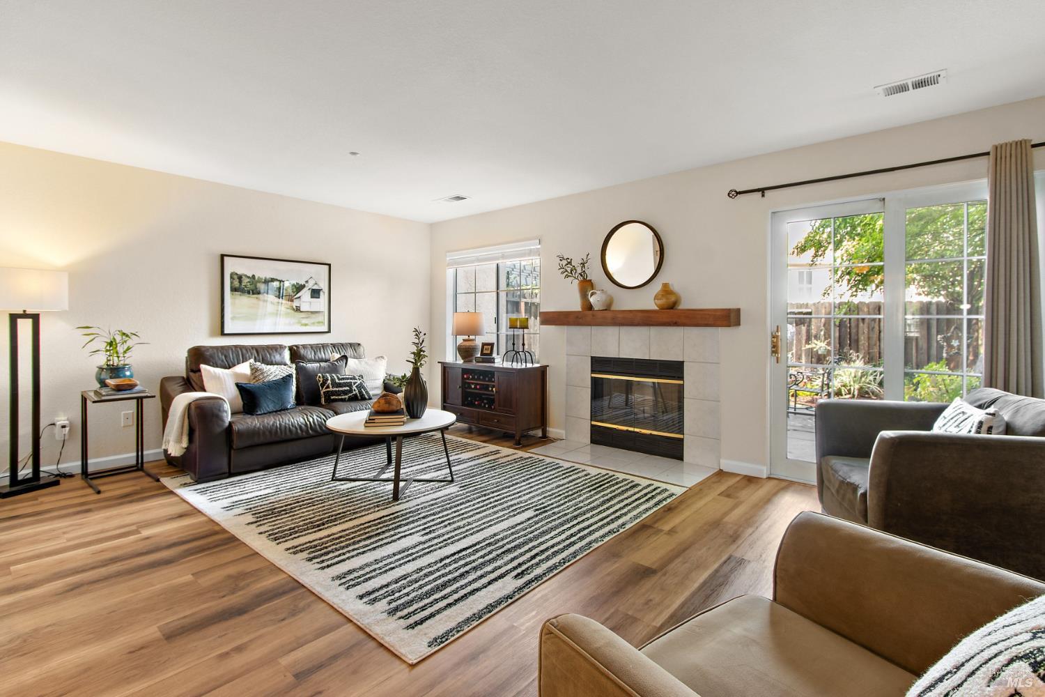 Detail Gallery Image 5 of 33 For 304 Columbia Cir, Benicia,  CA 94510 - 2 Beds | 2/1 Baths