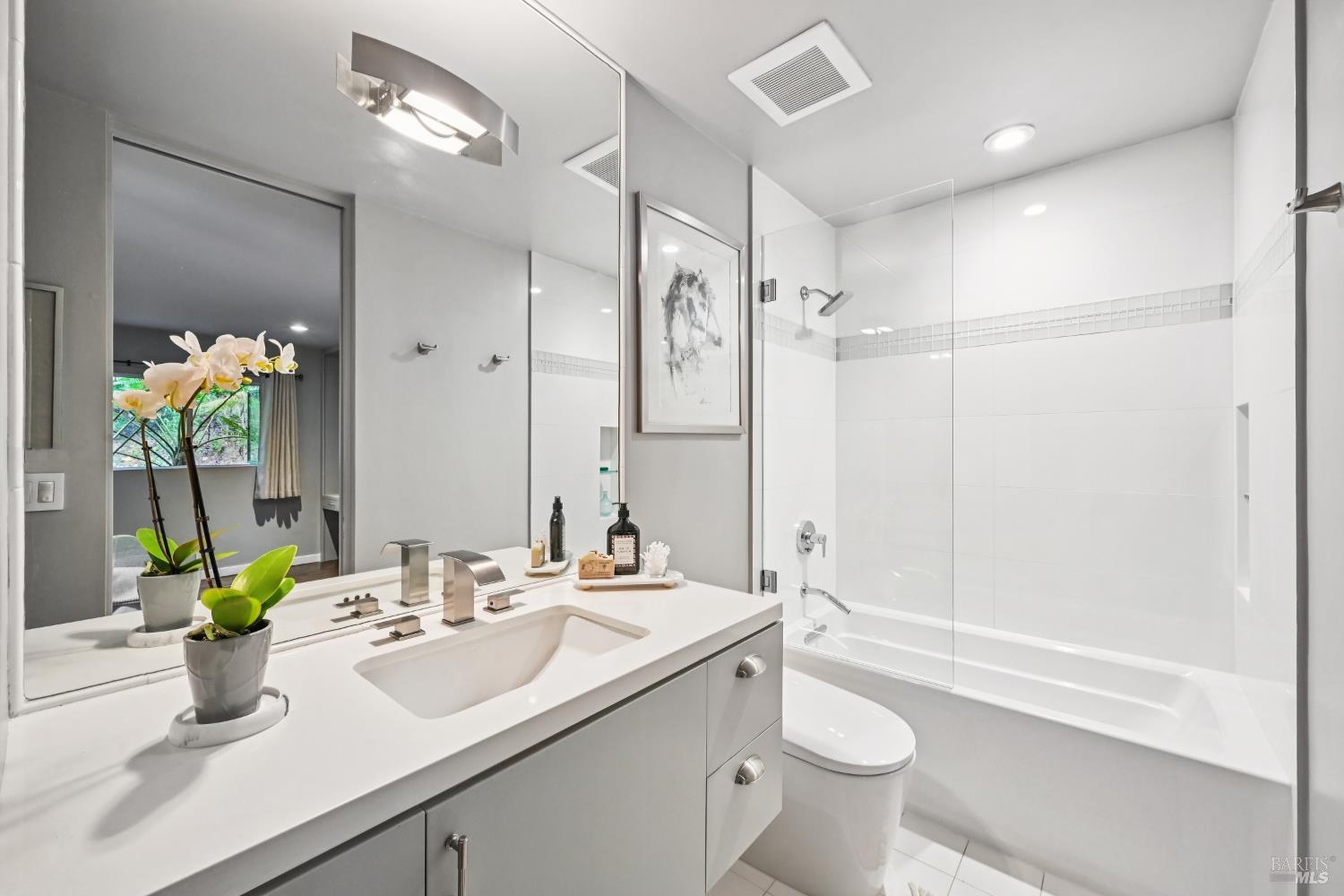 Detail Gallery Image 15 of 18 For 7 Madera Ave, Ross,  CA 94957 - 2 Beds | 2 Baths