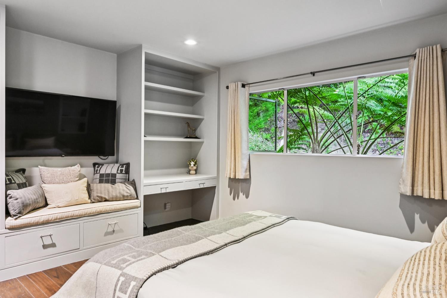 Detail Gallery Image 14 of 18 For 7 Madera Ave, Ross,  CA 94957 - 2 Beds | 2 Baths