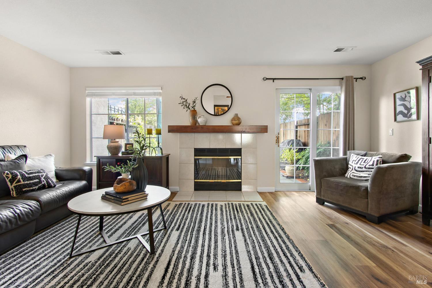 Detail Gallery Image 4 of 33 For 304 Columbia Cir, Benicia,  CA 94510 - 2 Beds | 2/1 Baths