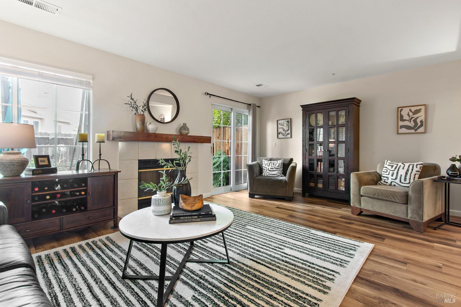 Detail Gallery Image 6 of 33 For 304 Columbia Cir, Benicia,  CA 94510 - 2 Beds | 2/1 Baths