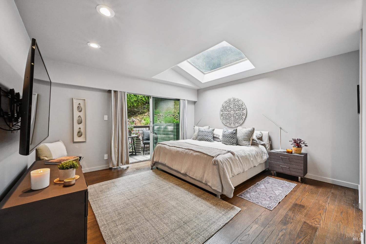 Detail Gallery Image 8 of 18 For 7 Madera Ave, Ross,  CA 94957 - 2 Beds | 2 Baths