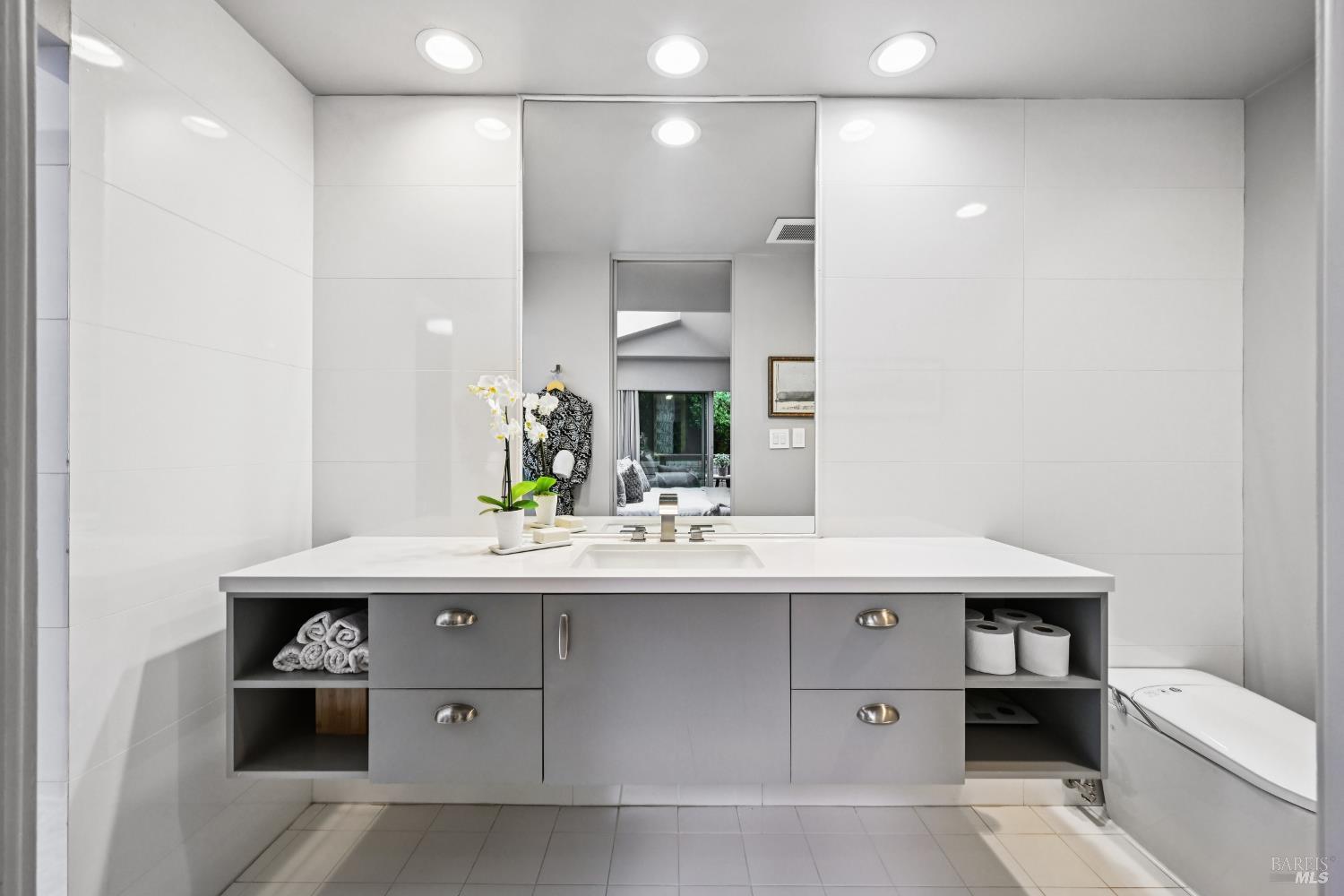 Detail Gallery Image 10 of 18 For 7 Madera Ave, Ross,  CA 94957 - 2 Beds | 2 Baths