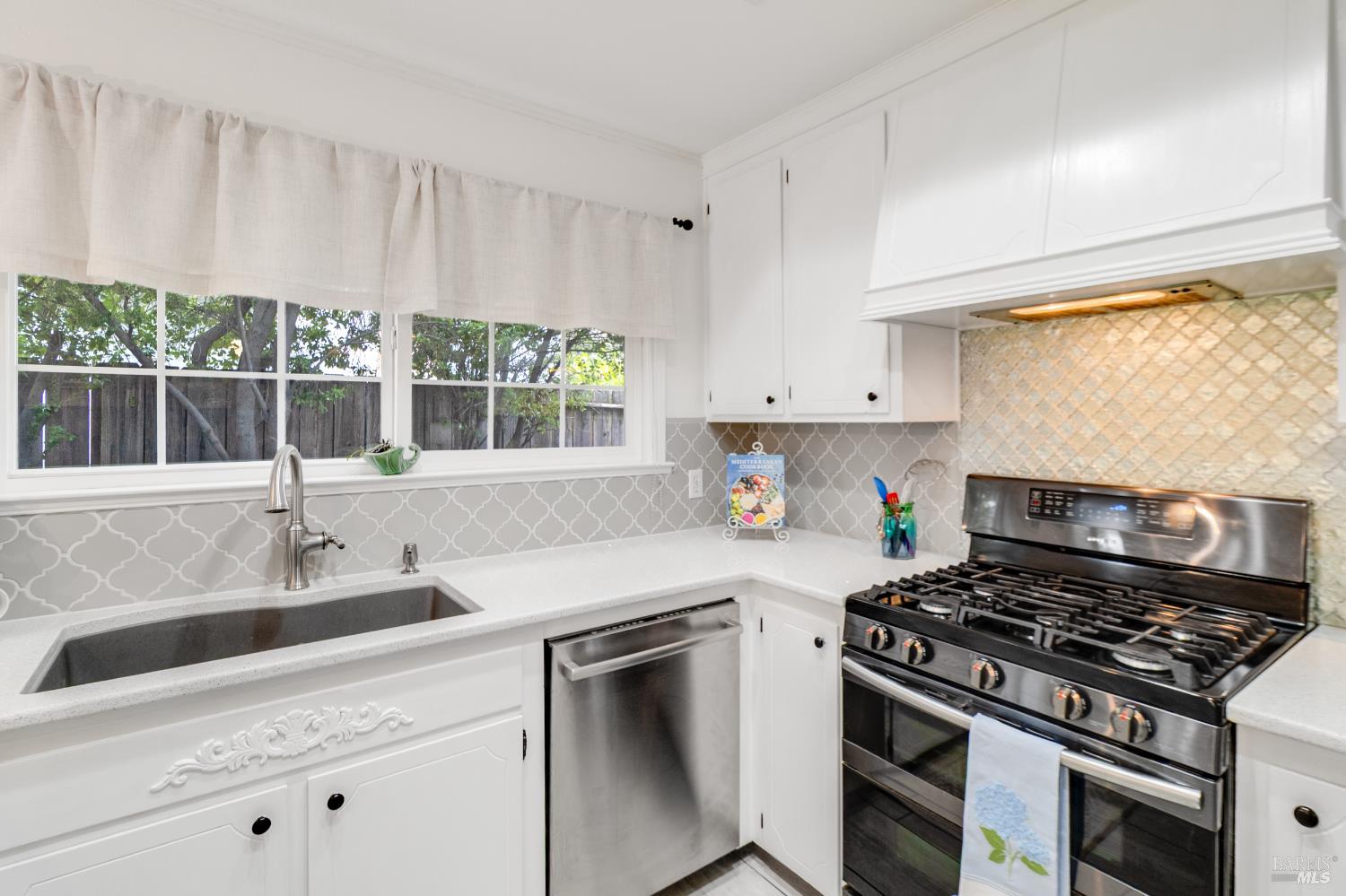 Detail Gallery Image 11 of 52 For 131 Hartford Ave, Vacaville,  CA 95687 - 4 Beds | 2 Baths