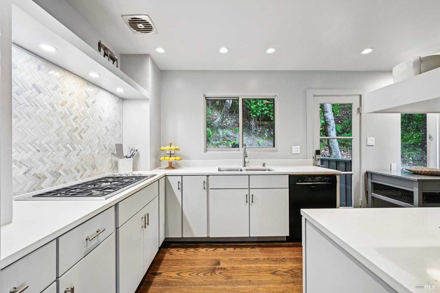 Detail Gallery Image 5 of 18 For 7 Madera Ave, Ross,  CA 94957 - 2 Beds | 2 Baths