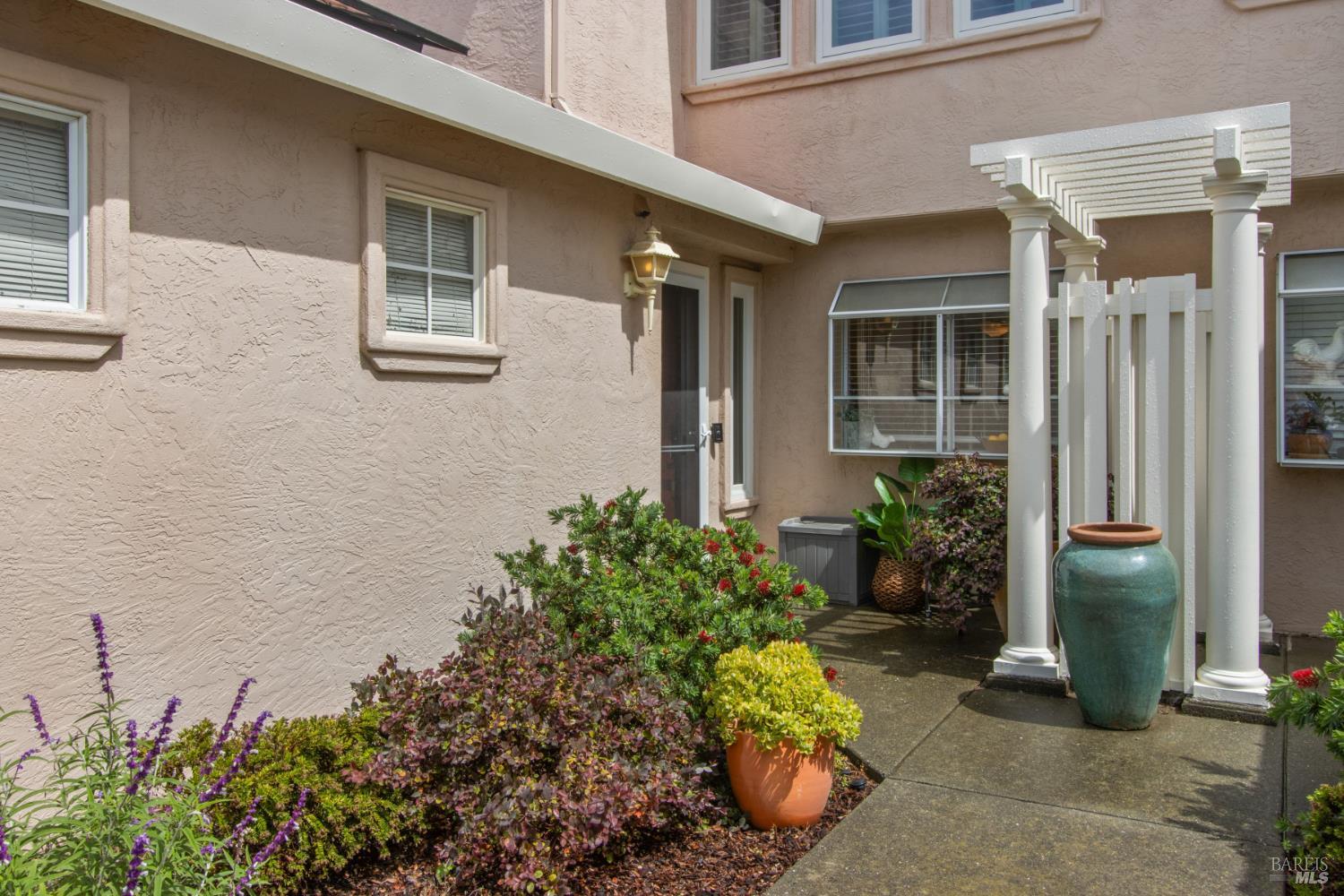 Detail Gallery Image 3 of 33 For 304 Columbia Cir, Benicia,  CA 94510 - 2 Beds | 2/1 Baths