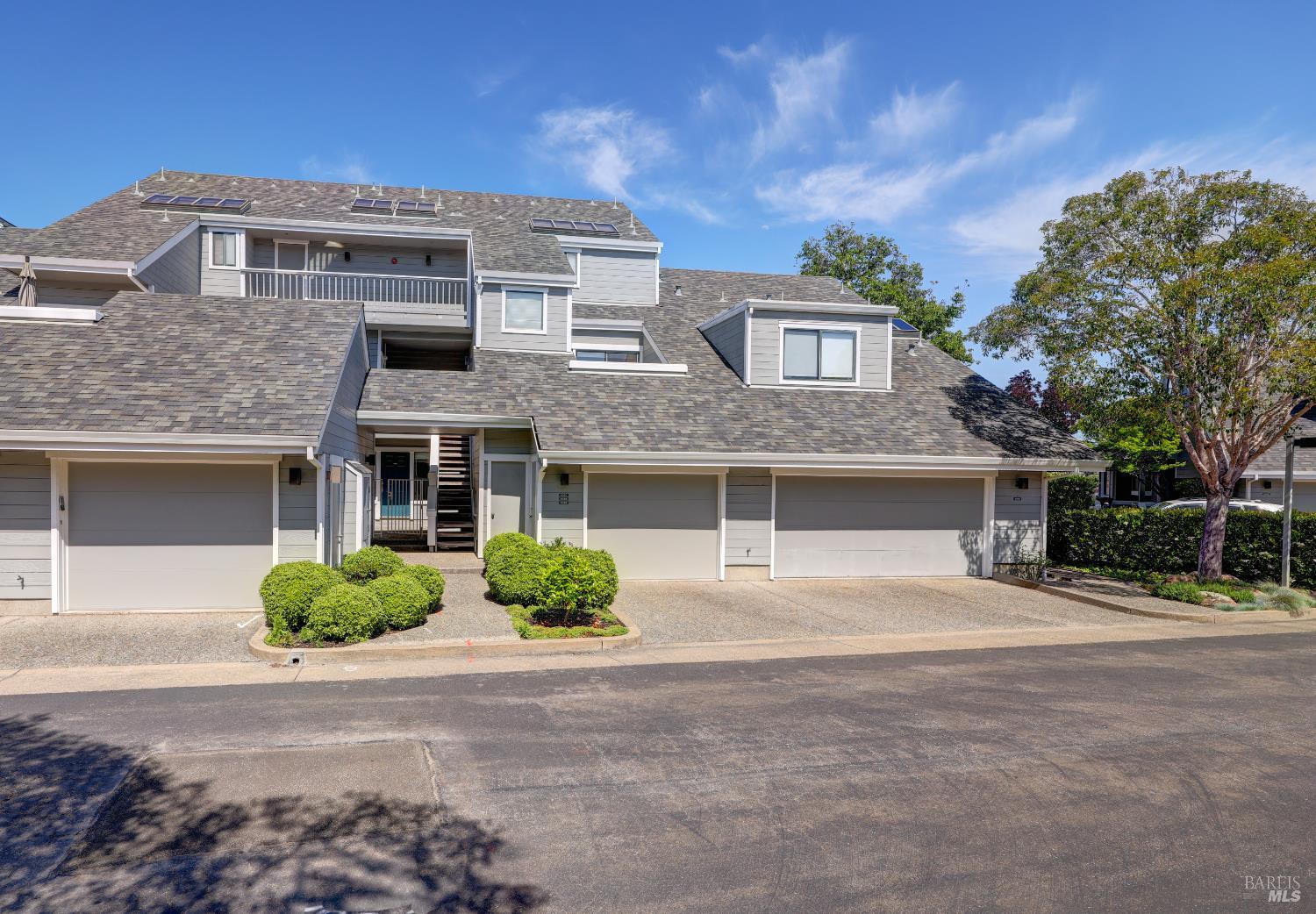 6058 Shelter Bay Avenue photo 2