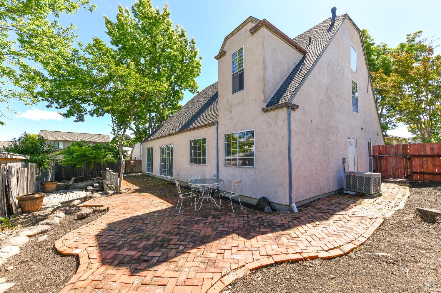 26 Lloyd Court photo 3