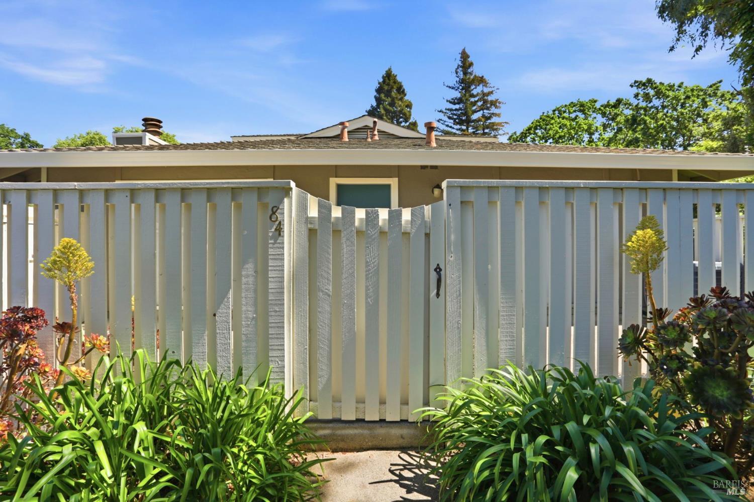 84 Belvedere Court photo 3