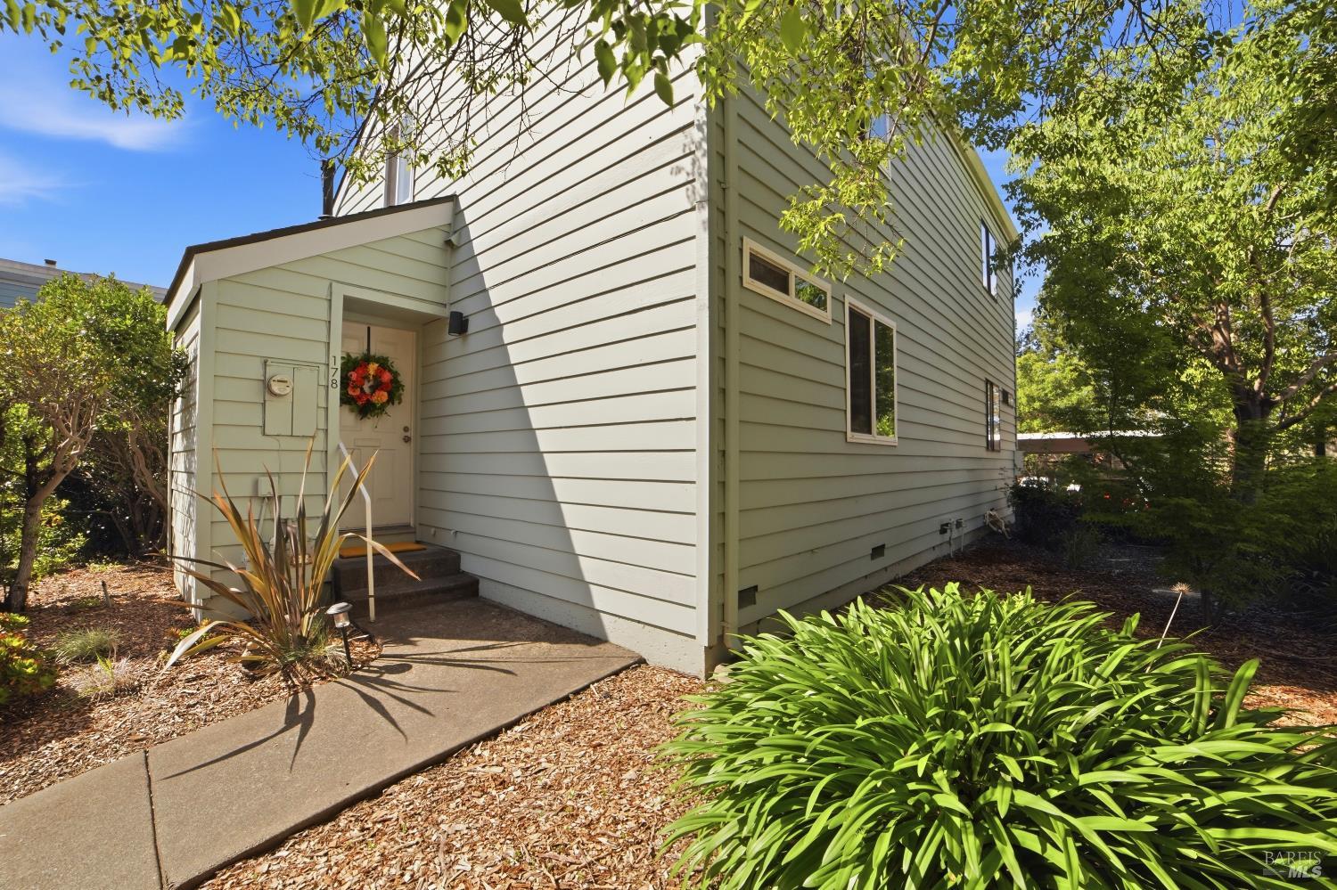 178 Courtyards None E photo 2