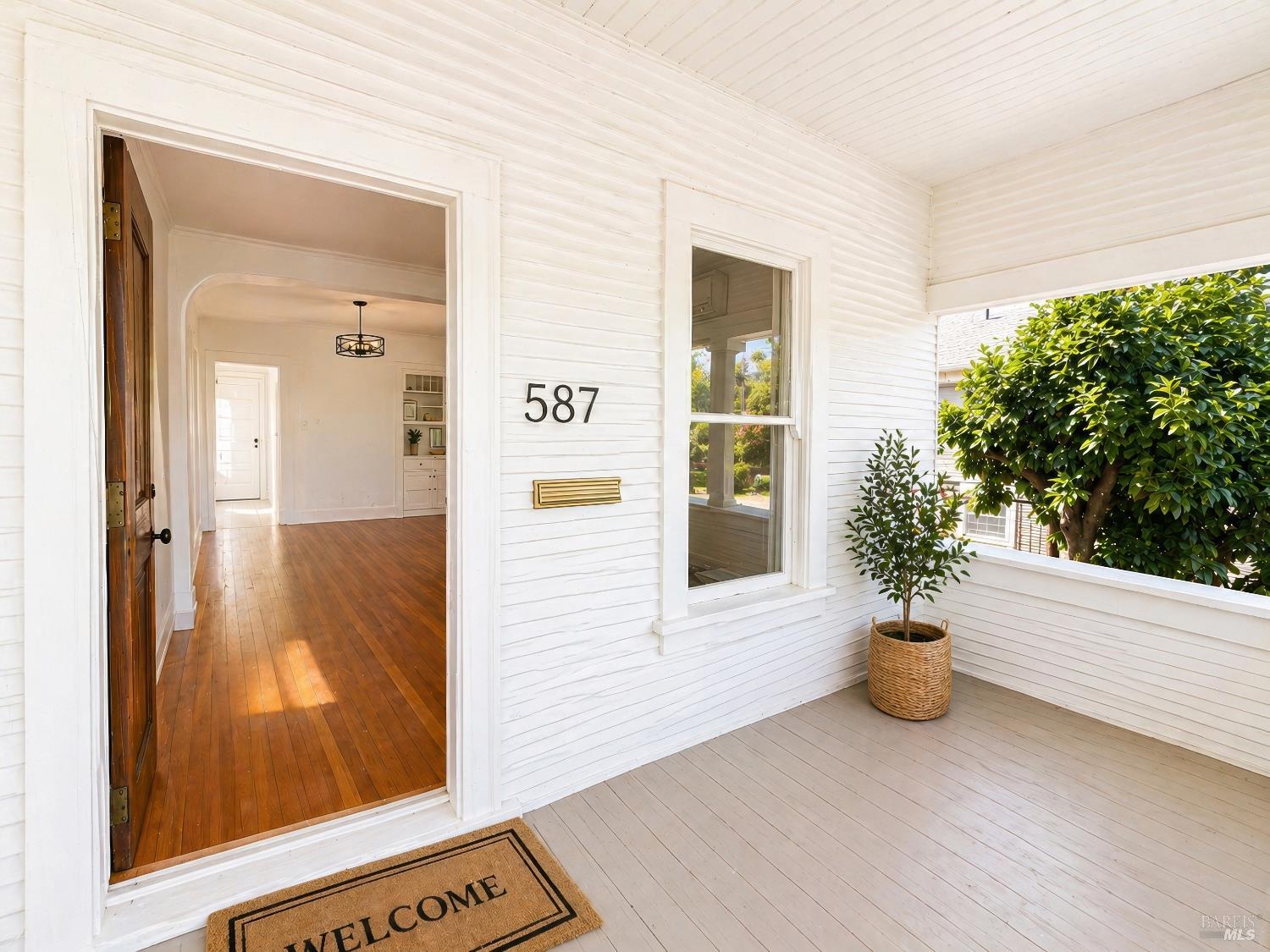 587 Seymour Street photo 2