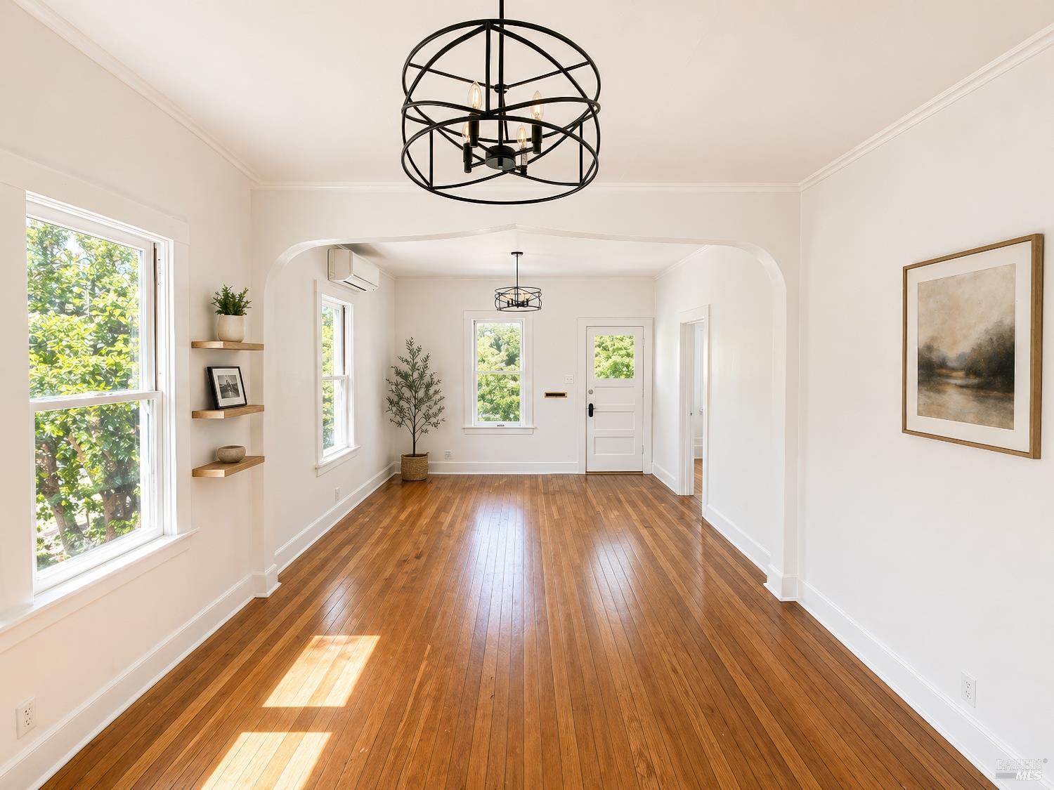 587 Seymour Street photo 3