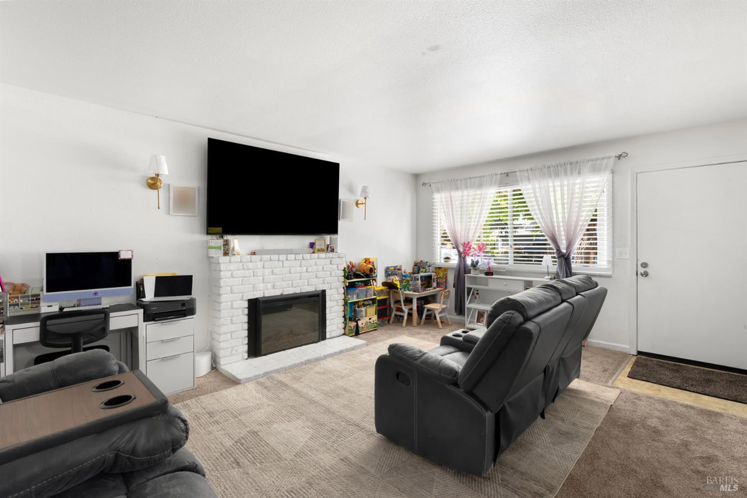 1558 W 3rd Street photo 3