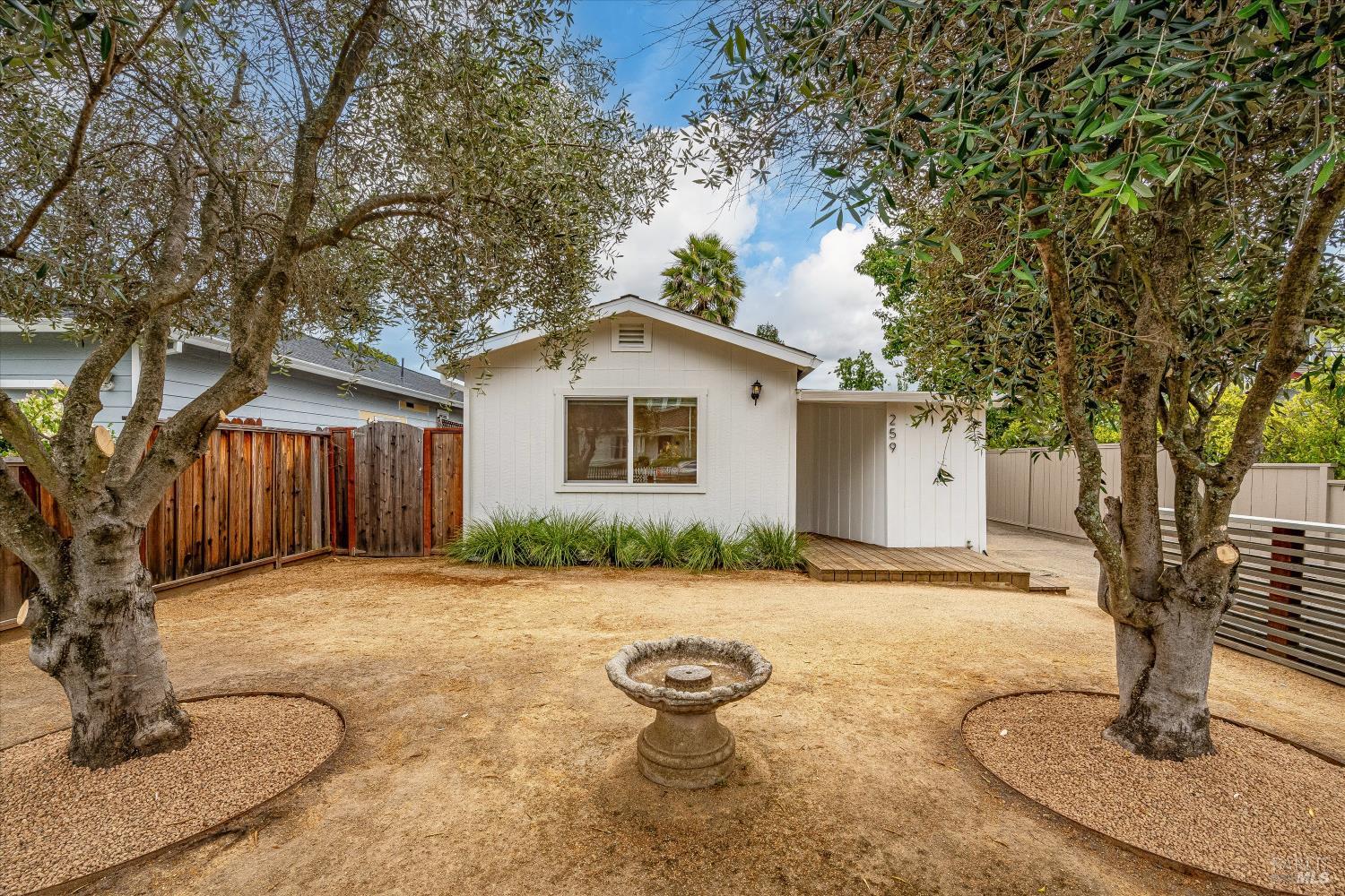 259 W Macarthur Street photo 2