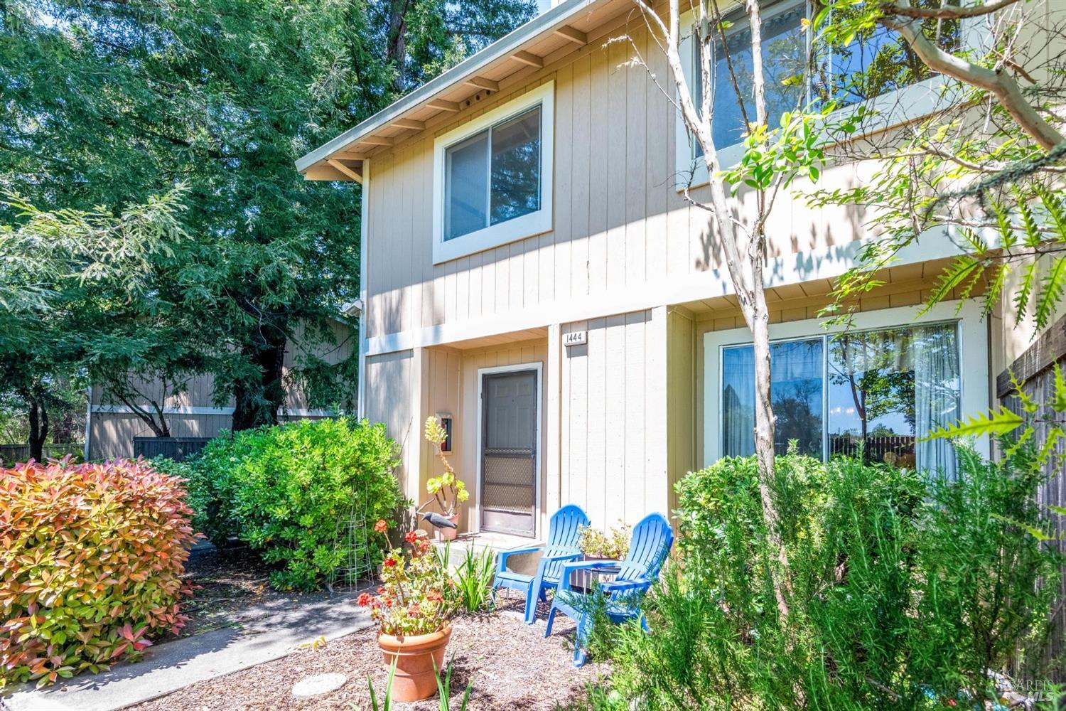 1444 Gold Way photo 2