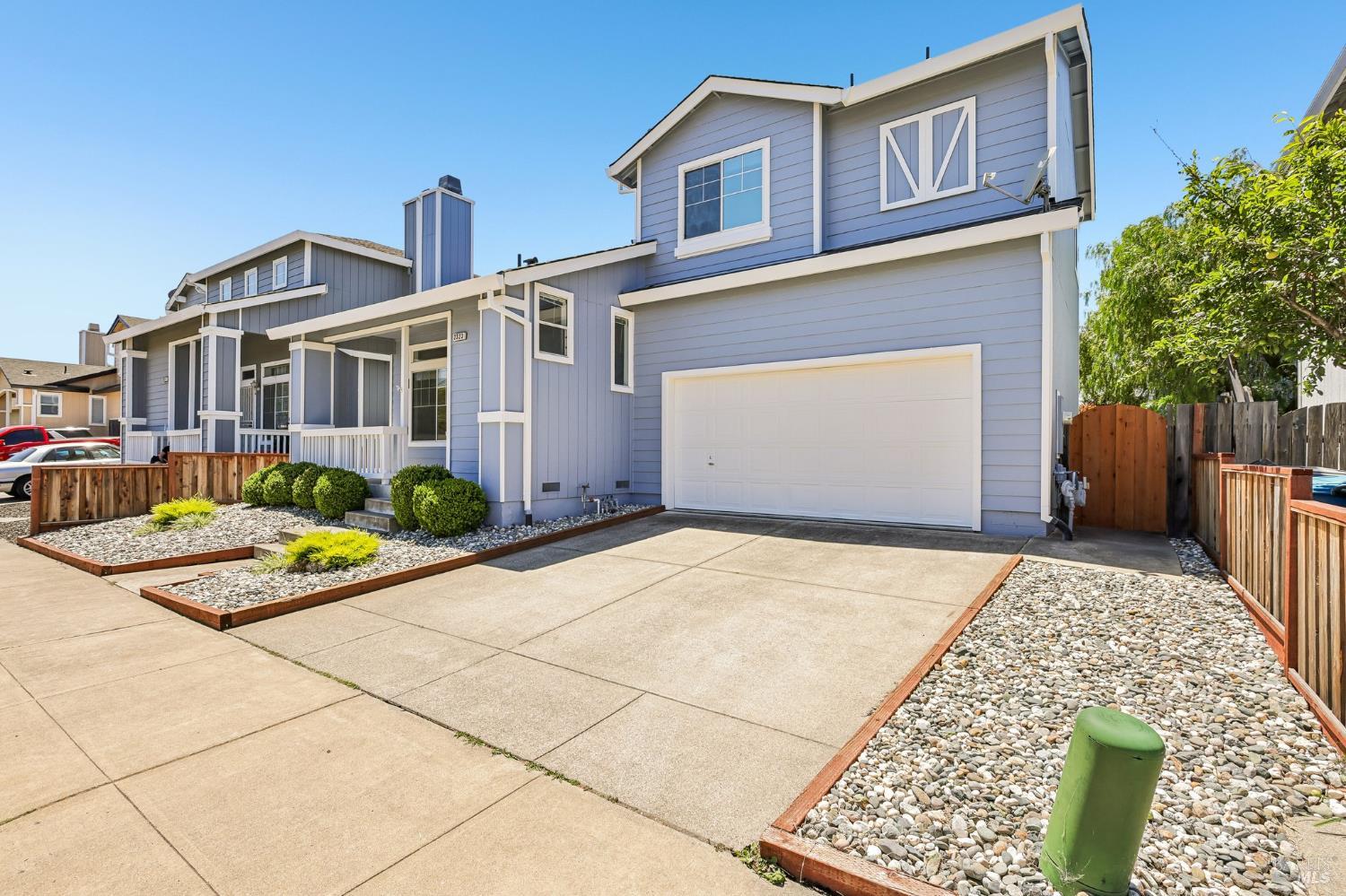 2323 Malachite Way photo 3